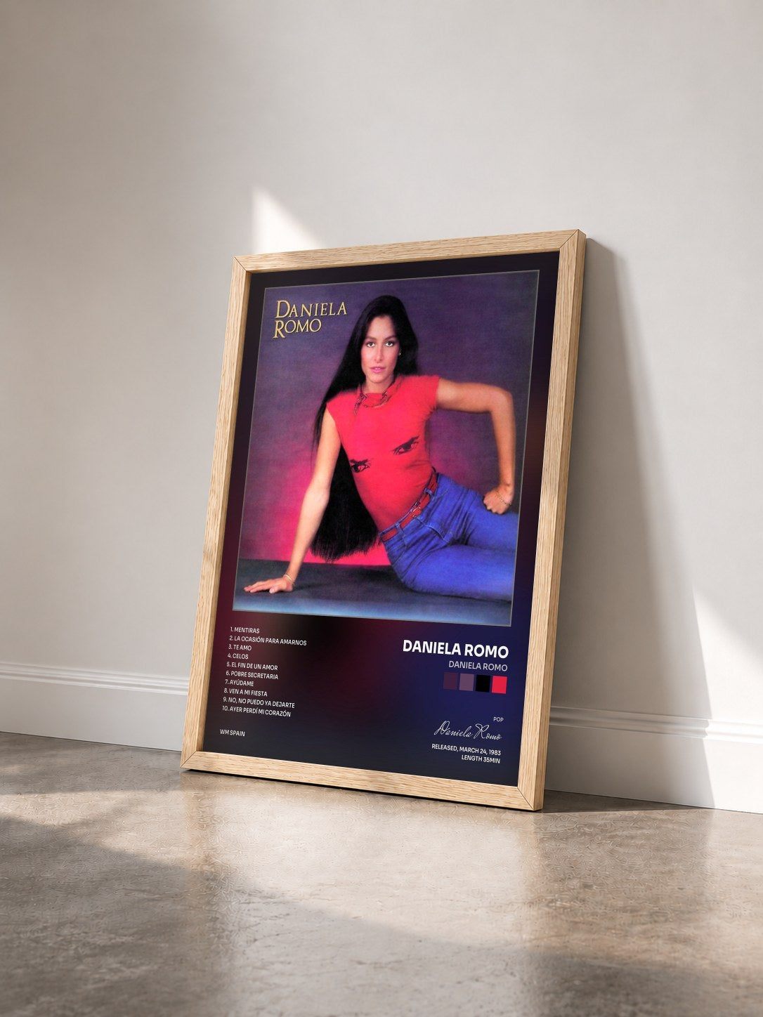 #bois Tableau de l'album Daniela Romo de Daniela Romo vu de trois quarts, cadre en bois brut