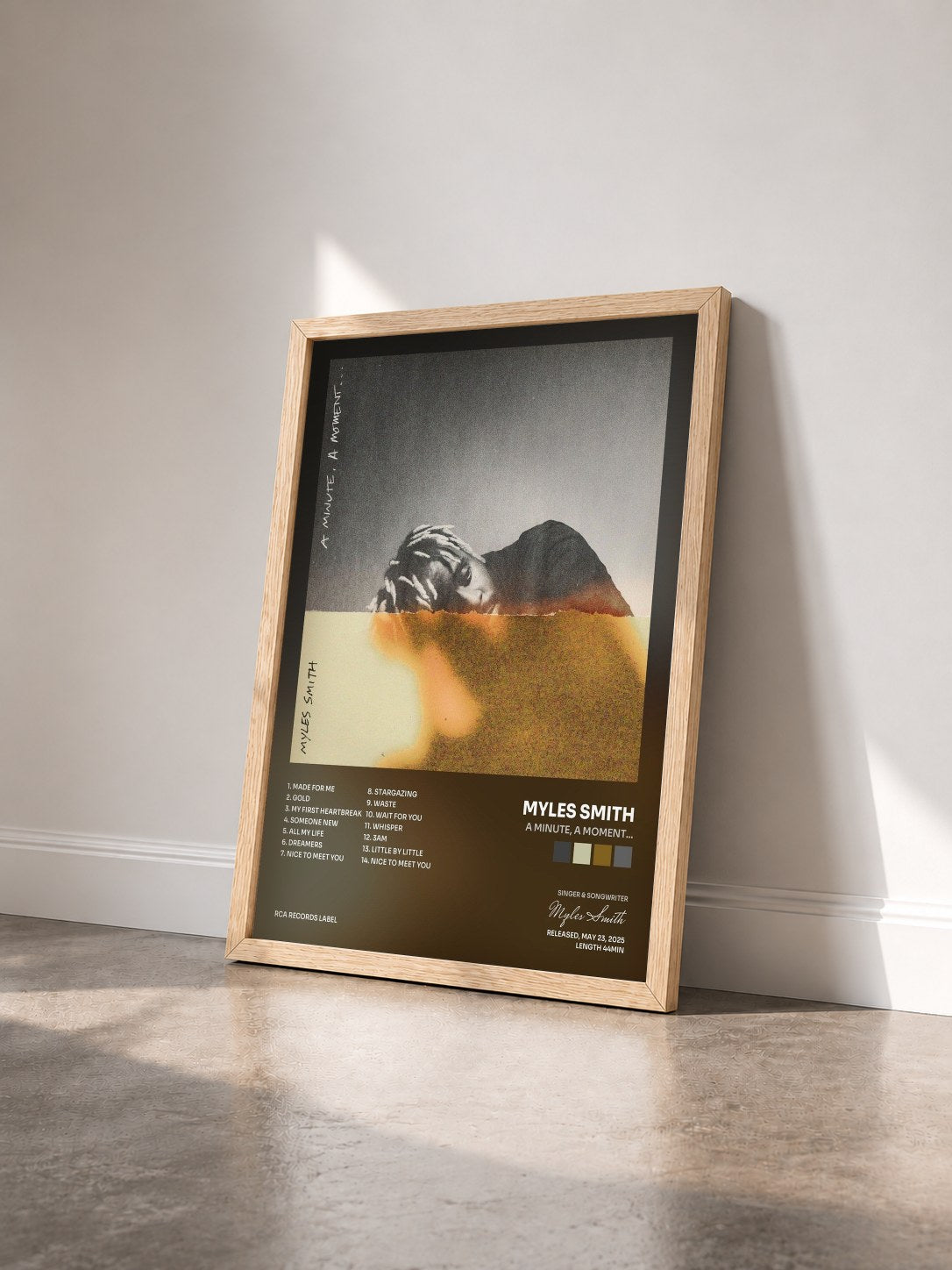 #bois Tableau de l'album A Minute, A Moment... de Myles Smith vu de trois quarts, cadre en bois brut