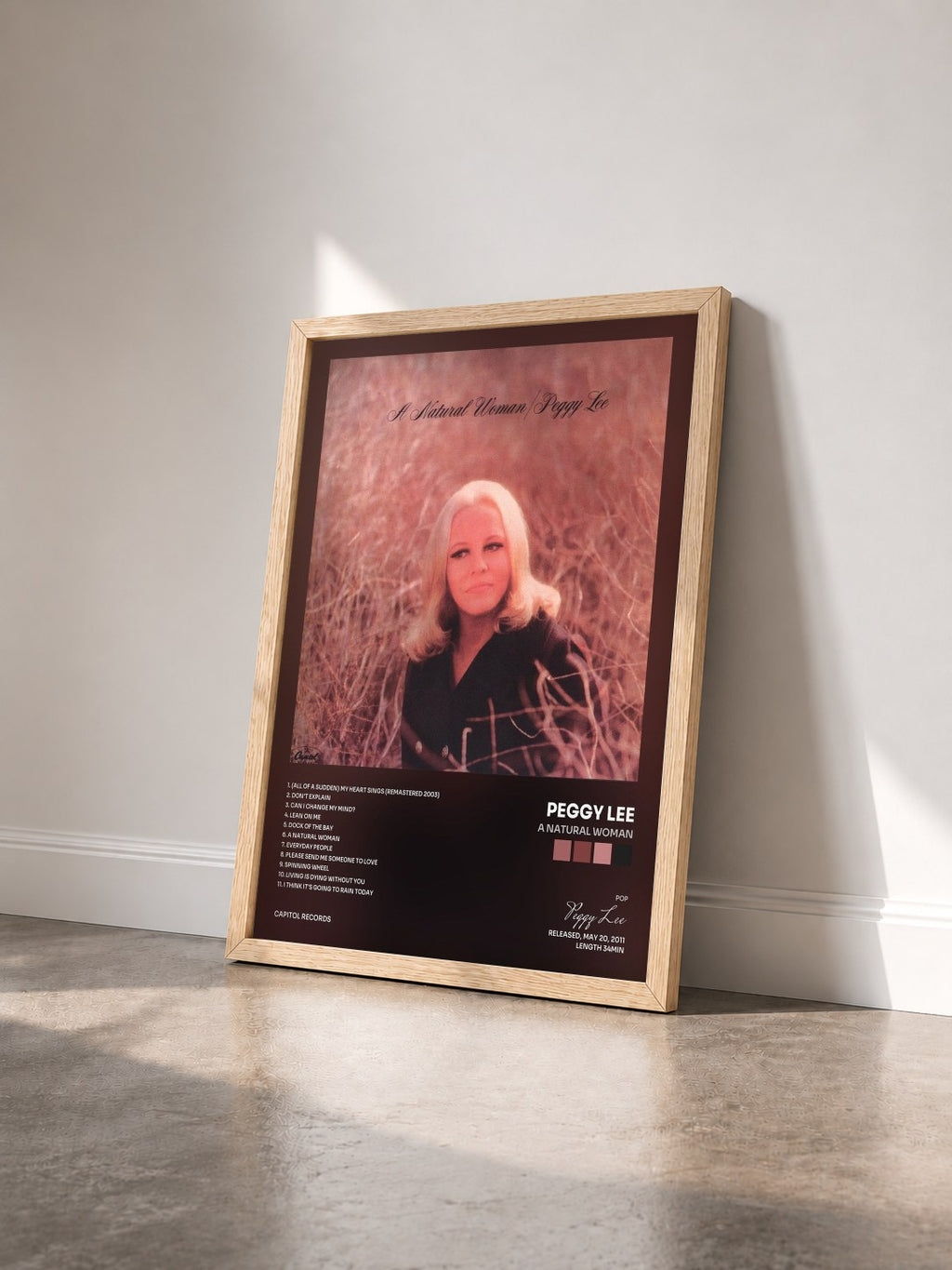 #bois Tableau de l'album A Natural Woman de Peggy Lee vu de trois quarts, cadre en bois brut