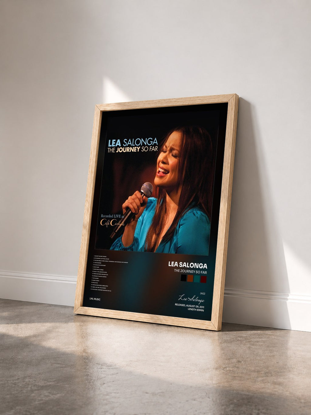 #bois Tableau de l'album The Journey so Far de Lea Salonga vu de trois quarts, cadre en bois brut