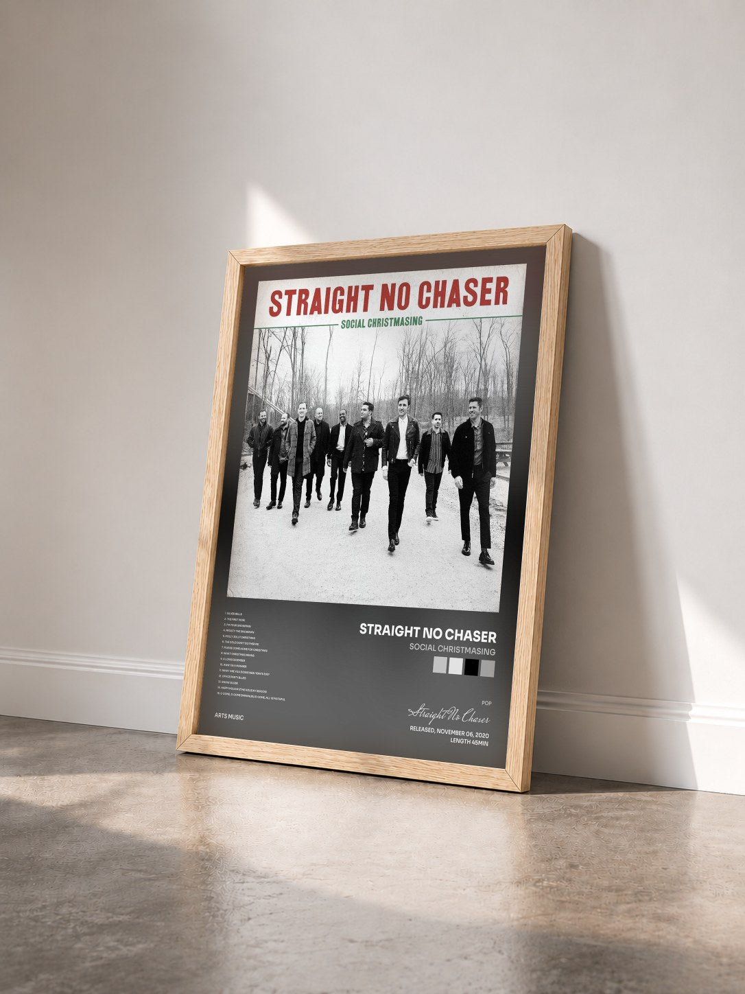 #bois Tableau de l'album Social Christmasing de Straight No Chaser vu de trois quarts, cadre en bois brut
