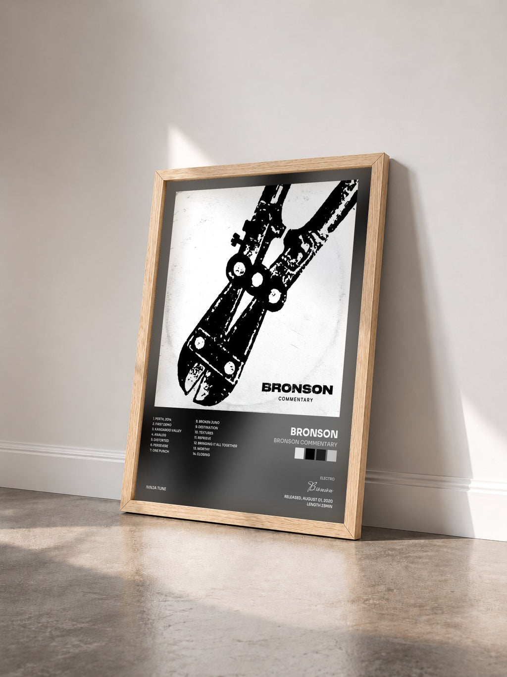 #bois Tableau de l'album BRONSON COMMENTARY de Bronson vu de trois quarts, cadre en bois brut