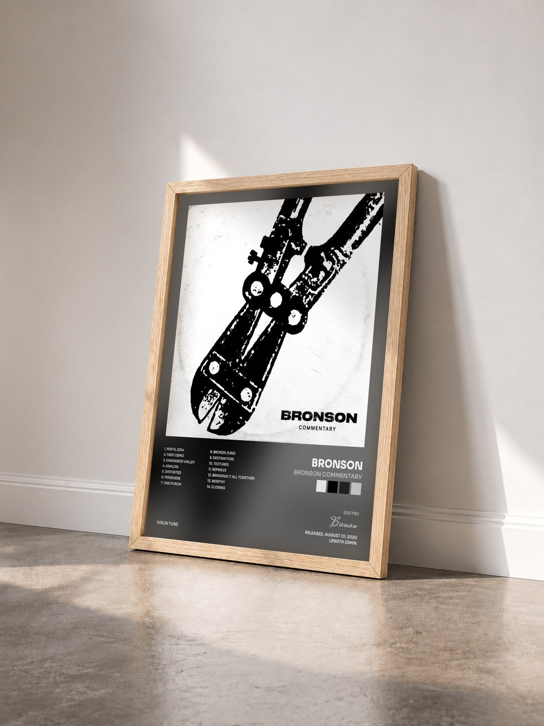 #bois Tableau de l'album BRONSON COMMENTARY de Bronson vu de trois quarts, cadre en bois brut