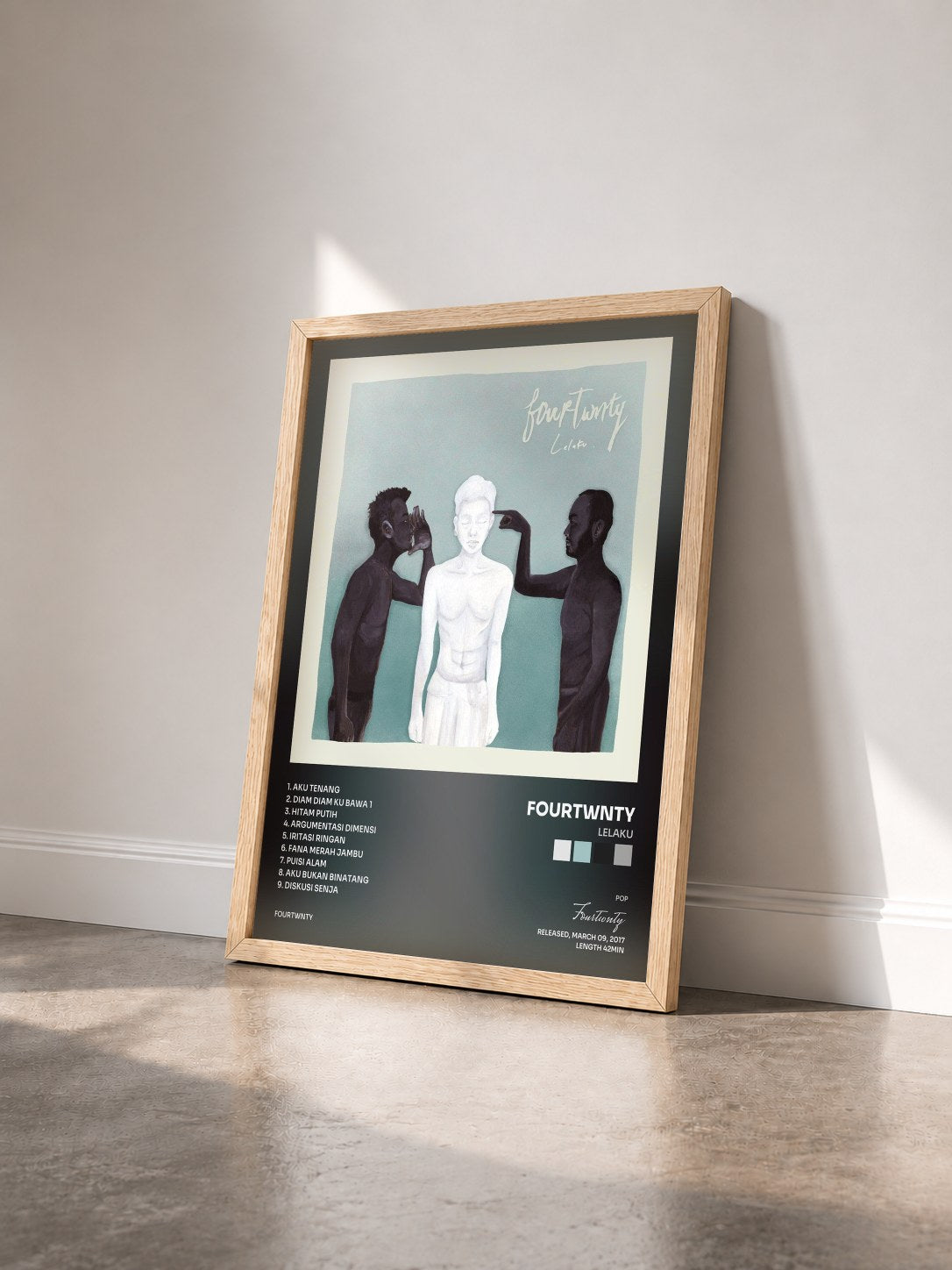 #bois Tableau de l'album Lelaku de Fourtwnty vu de trois quarts, cadre en bois brut