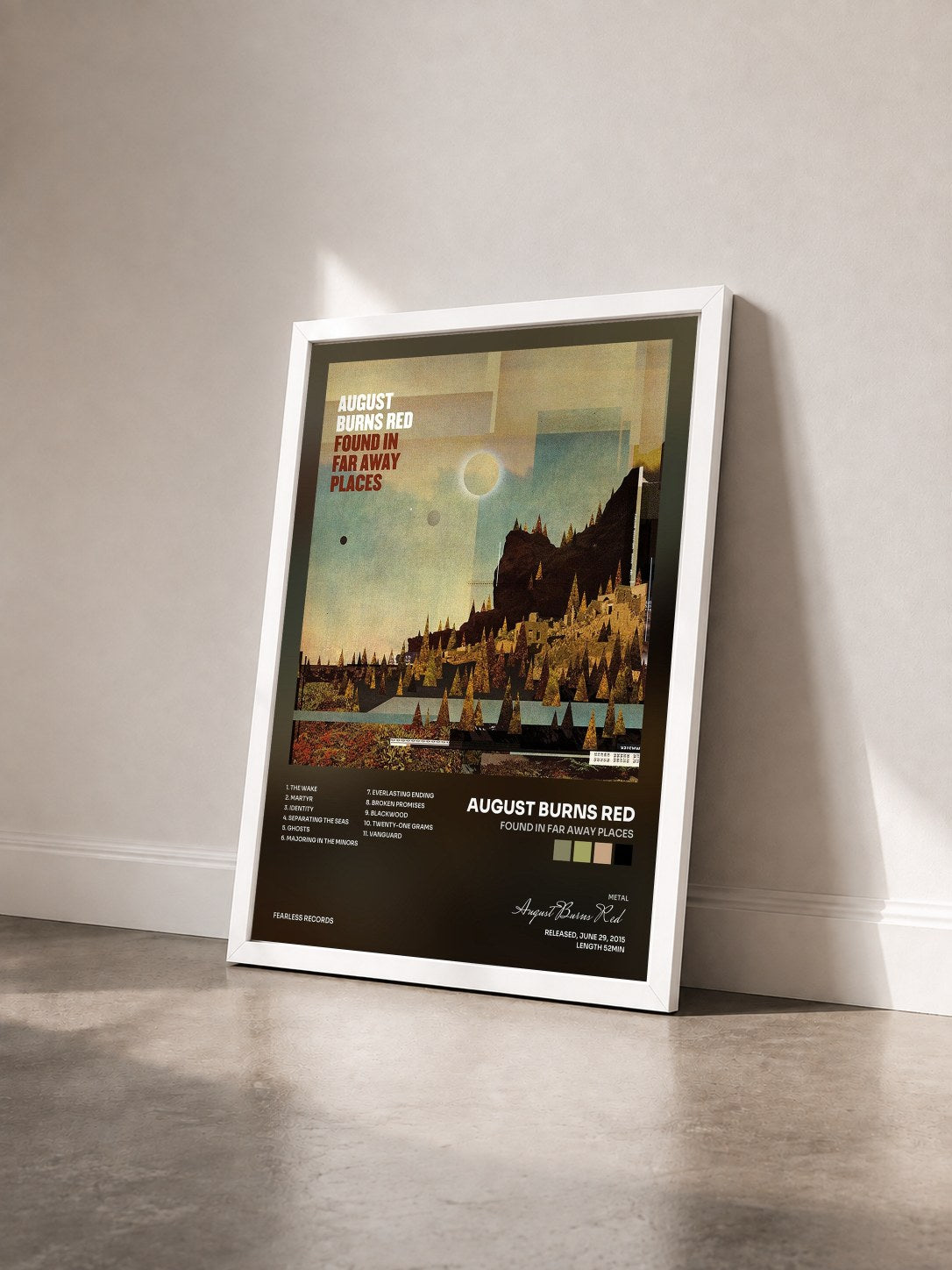 #blanc Tableau de l'album Found In Far Away Places de August Burns Red vu de trois quarts, cadre blanc