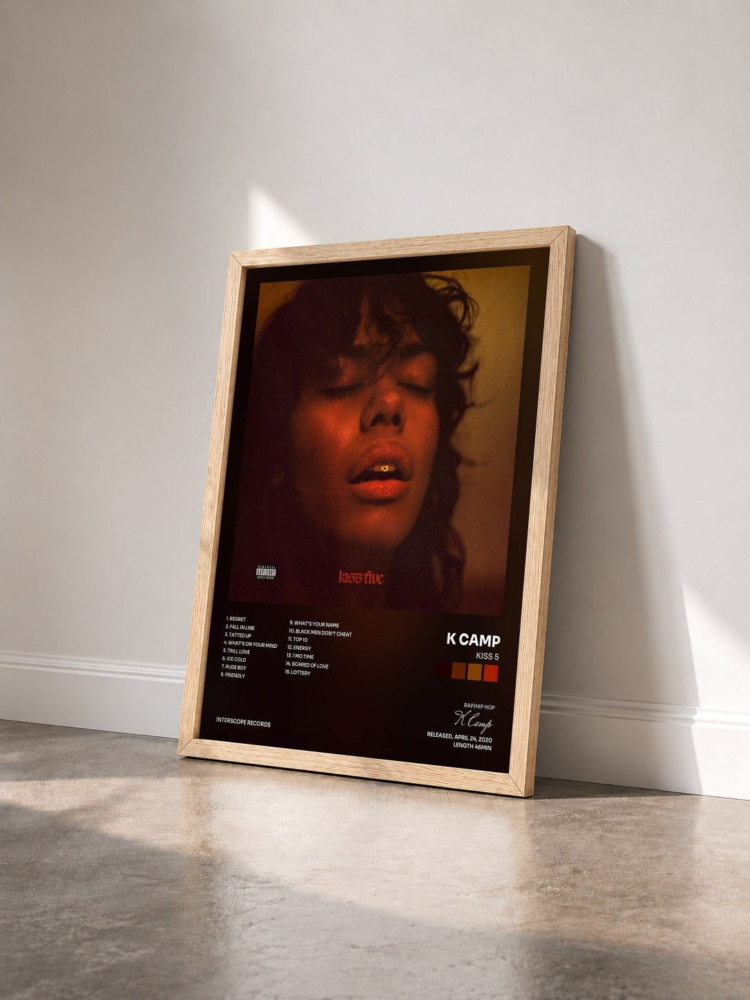 #bois Tableau de l'album Kiss 5 de K Camp vu de trois quarts, cadre en bois brut