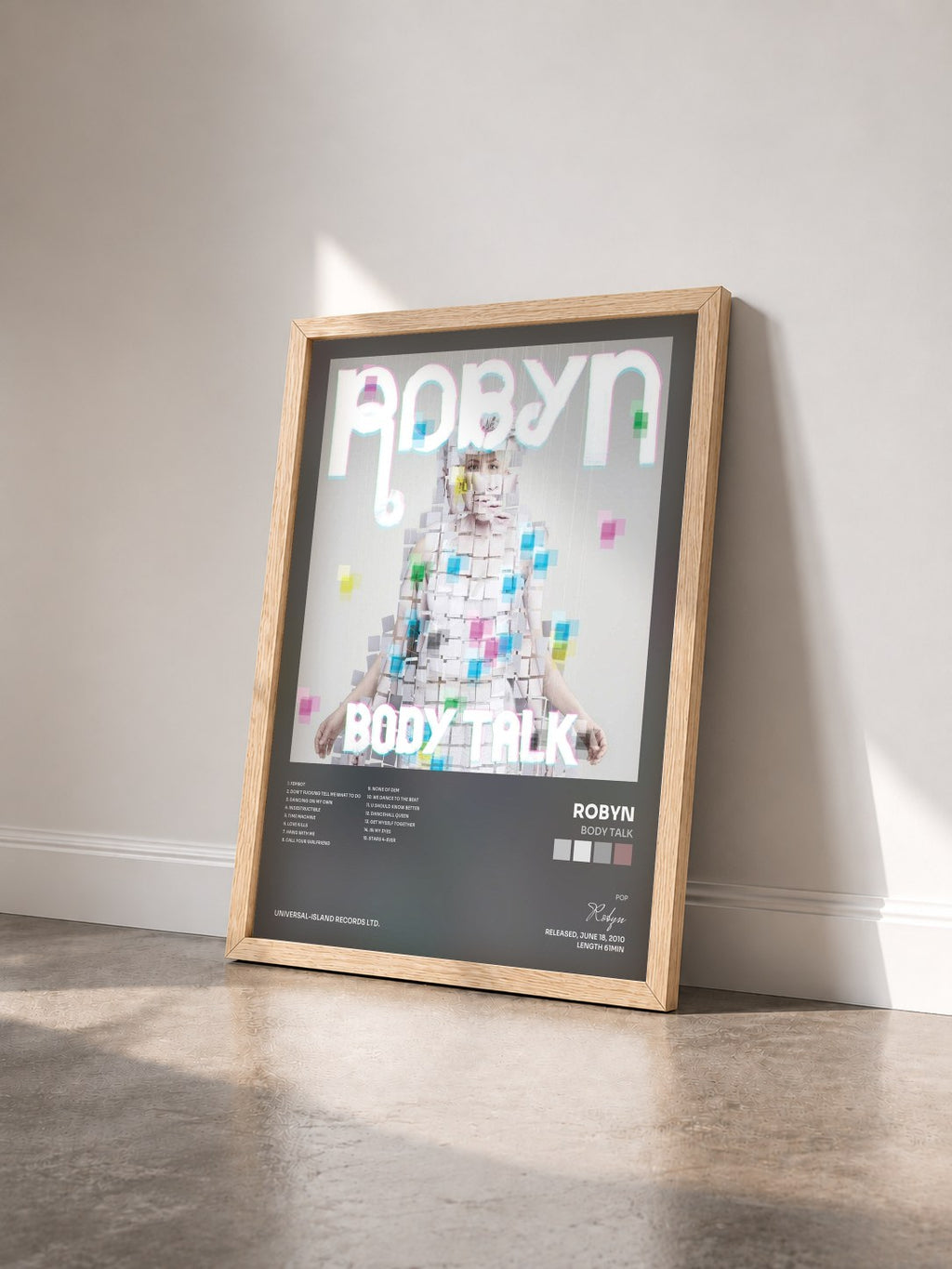 #bois Tableau de l'album Body Talk de Robyn vu de trois quarts, cadre en bois brut