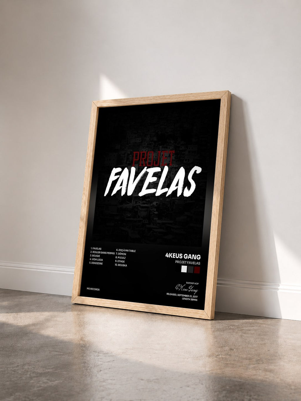 #bois Tableau de l'album Projet Favelas de 4Keus Gang vu de trois quarts, cadre en bois brut