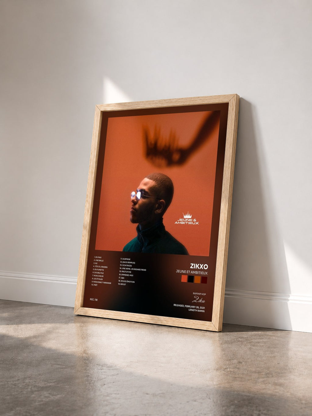 #bois Tableau de l'album Jeune et ambitieux de Zikxo vu de trois quarts, cadre en bois brut