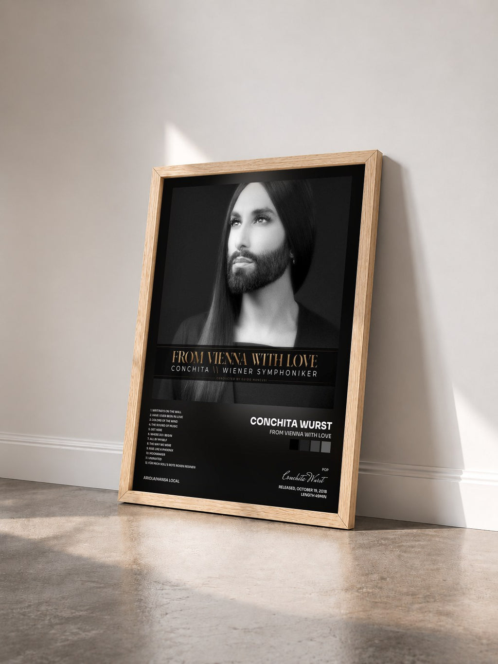 #bois Tableau de l'album From Vienna with Love de Conchita Wurst vu de trois quarts, cadre en bois brut