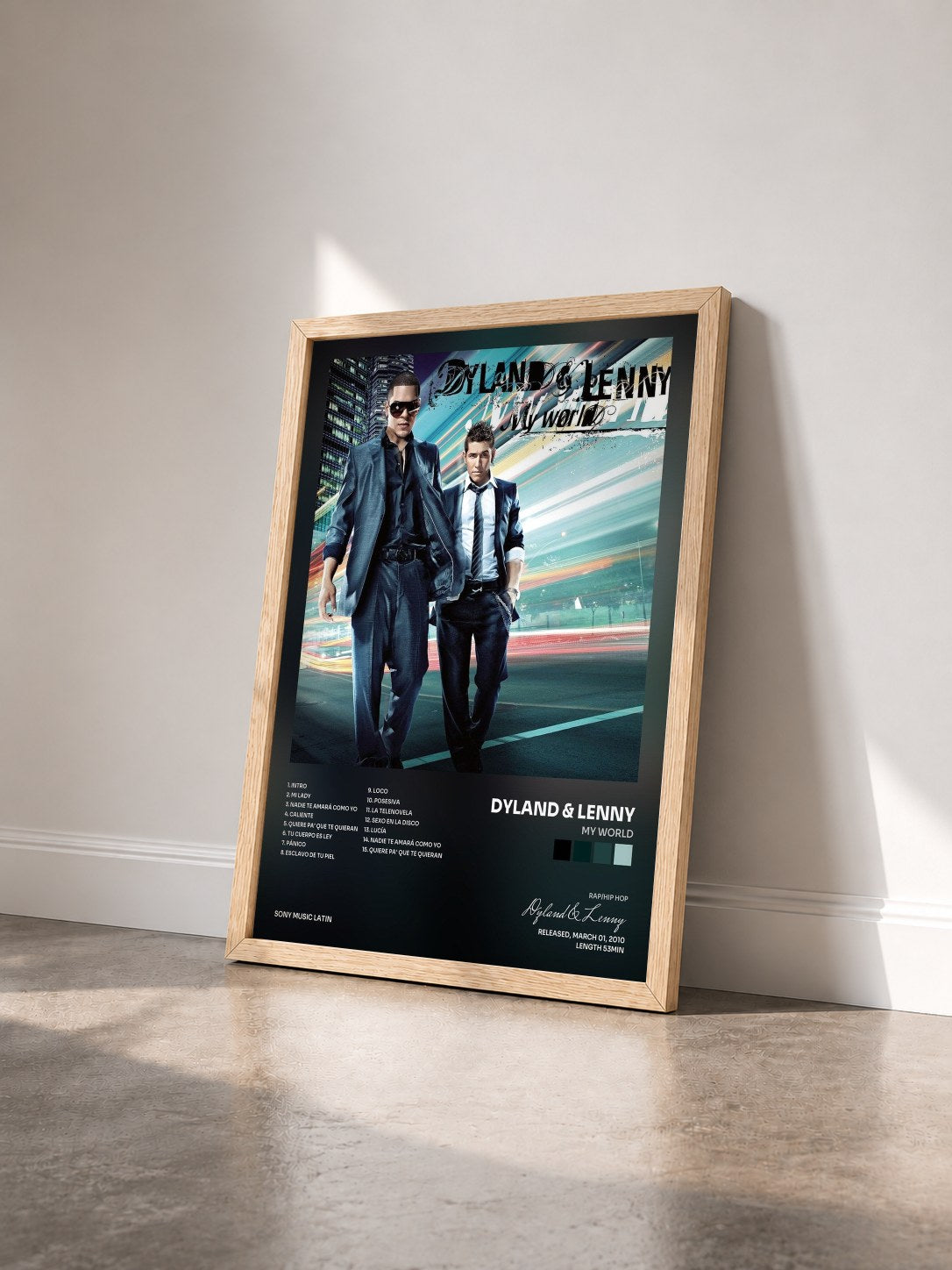 #bois Tableau de l'album My World de Dyland & Lenny vu de trois quarts, cadre en bois brut