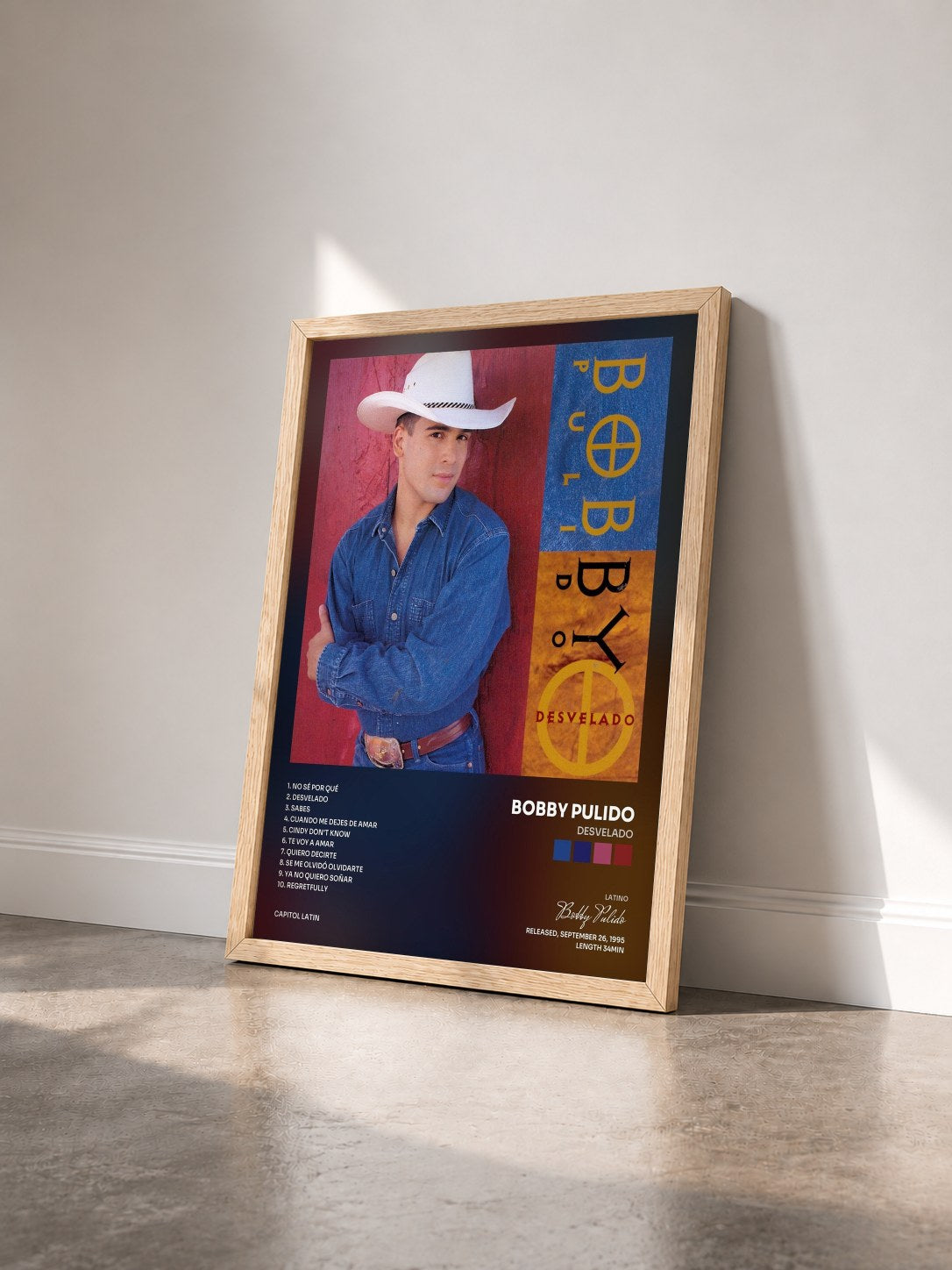 #bois Tableau de l'album Desvelado de Bobby Pulido vu de trois quarts, cadre en bois brut