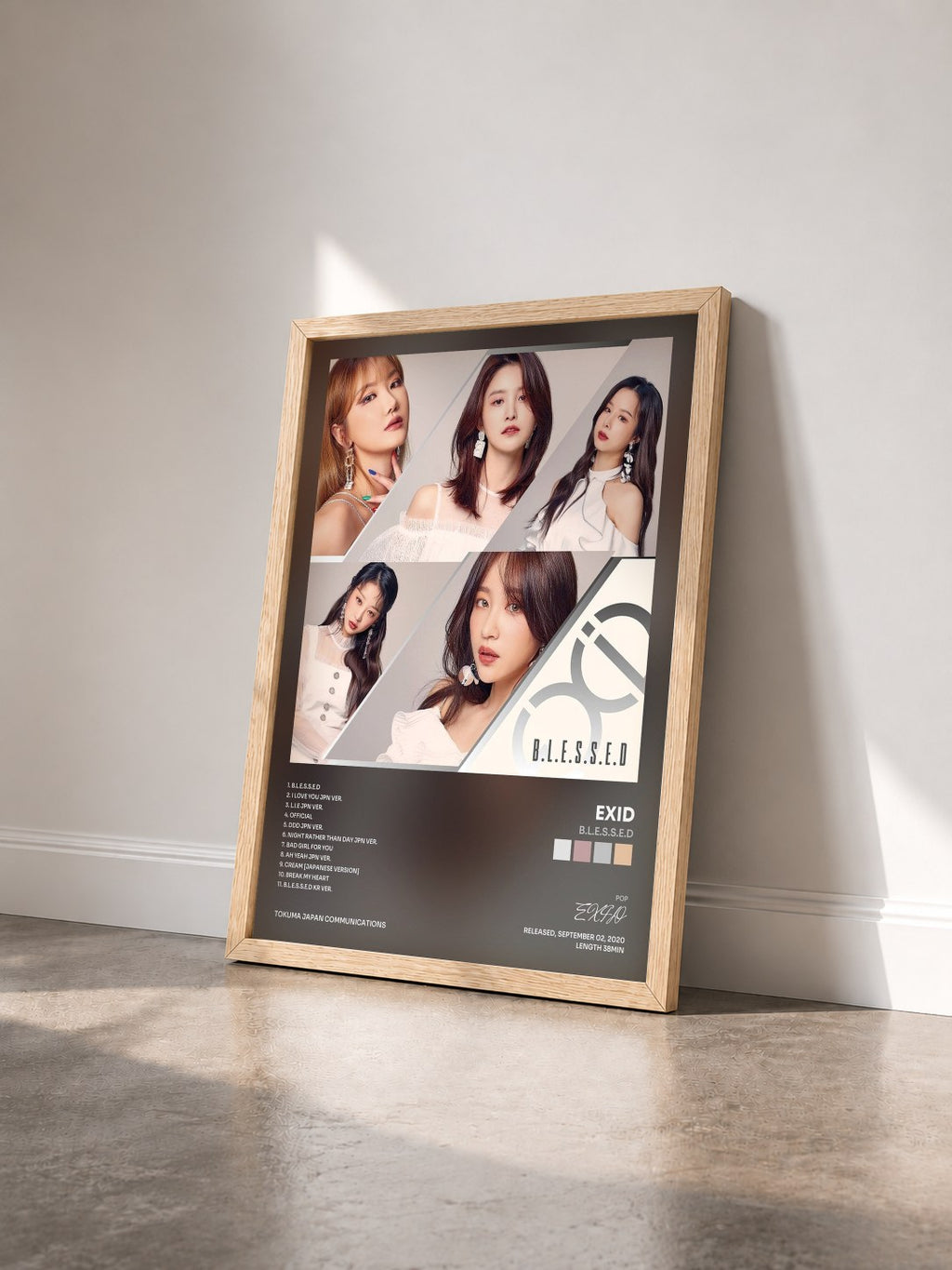 #bois Tableau de l'album B.L.E.S.S.E.D de EXID vu de trois quarts, cadre en bois brut