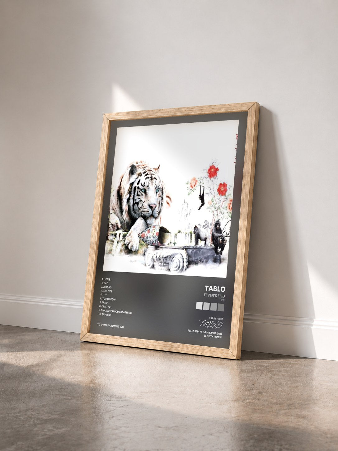 #bois Tableau de l'album Fever's End (열꽃) de TABLO vu de trois quarts, cadre en bois brut