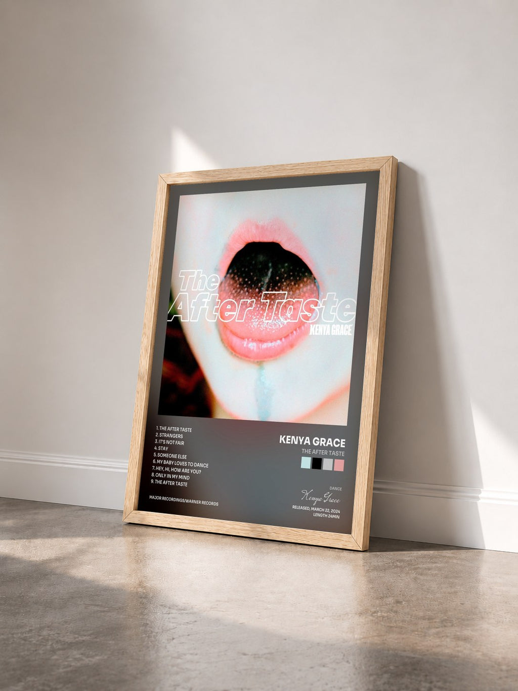 #bois Tableau de l'album The After Taste de Kenya Grace vu de trois quarts, cadre en bois brut