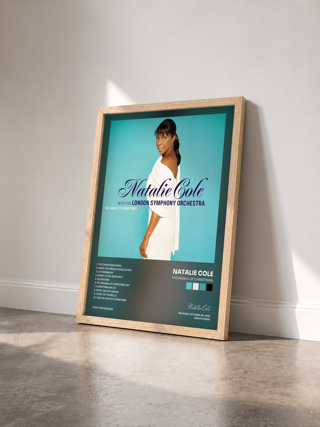 #bois Tableau de l'album The Magic Of Christmas de Natalie Cole vu de trois quarts, cadre en bois brut