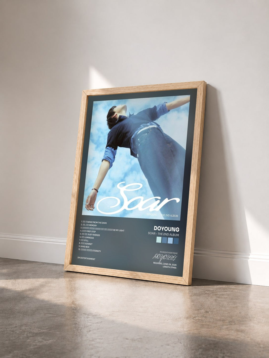 #bois Tableau de l'album Soar - The 2nd Album de DOYOUNG vu de trois quarts, cadre en bois brut