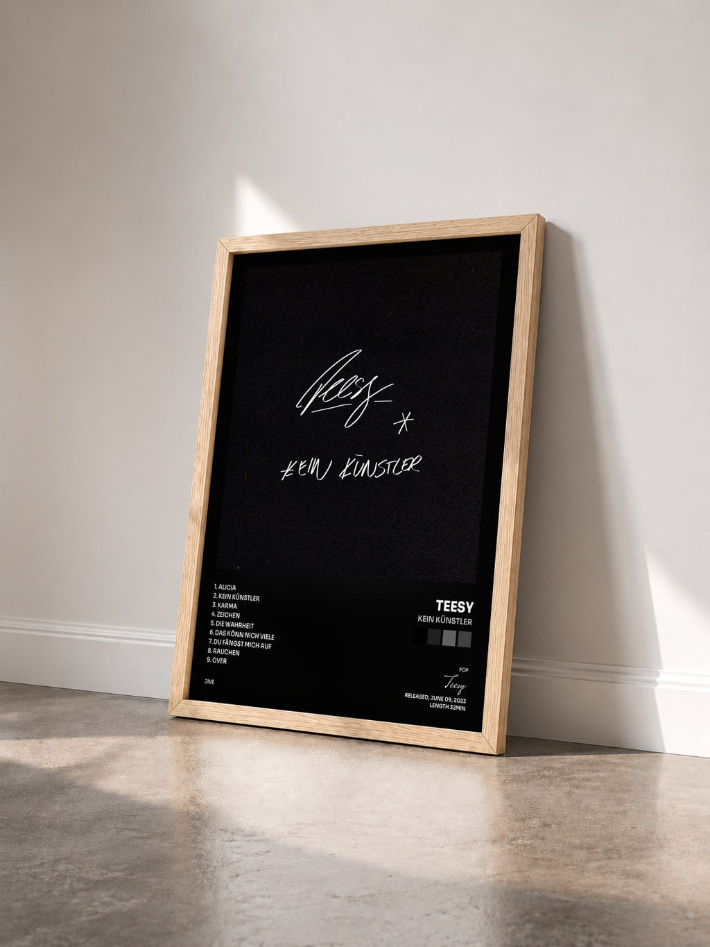 #bois Tableau de l'album Kein Künstler de Teesy vu de trois quarts, cadre en bois brut