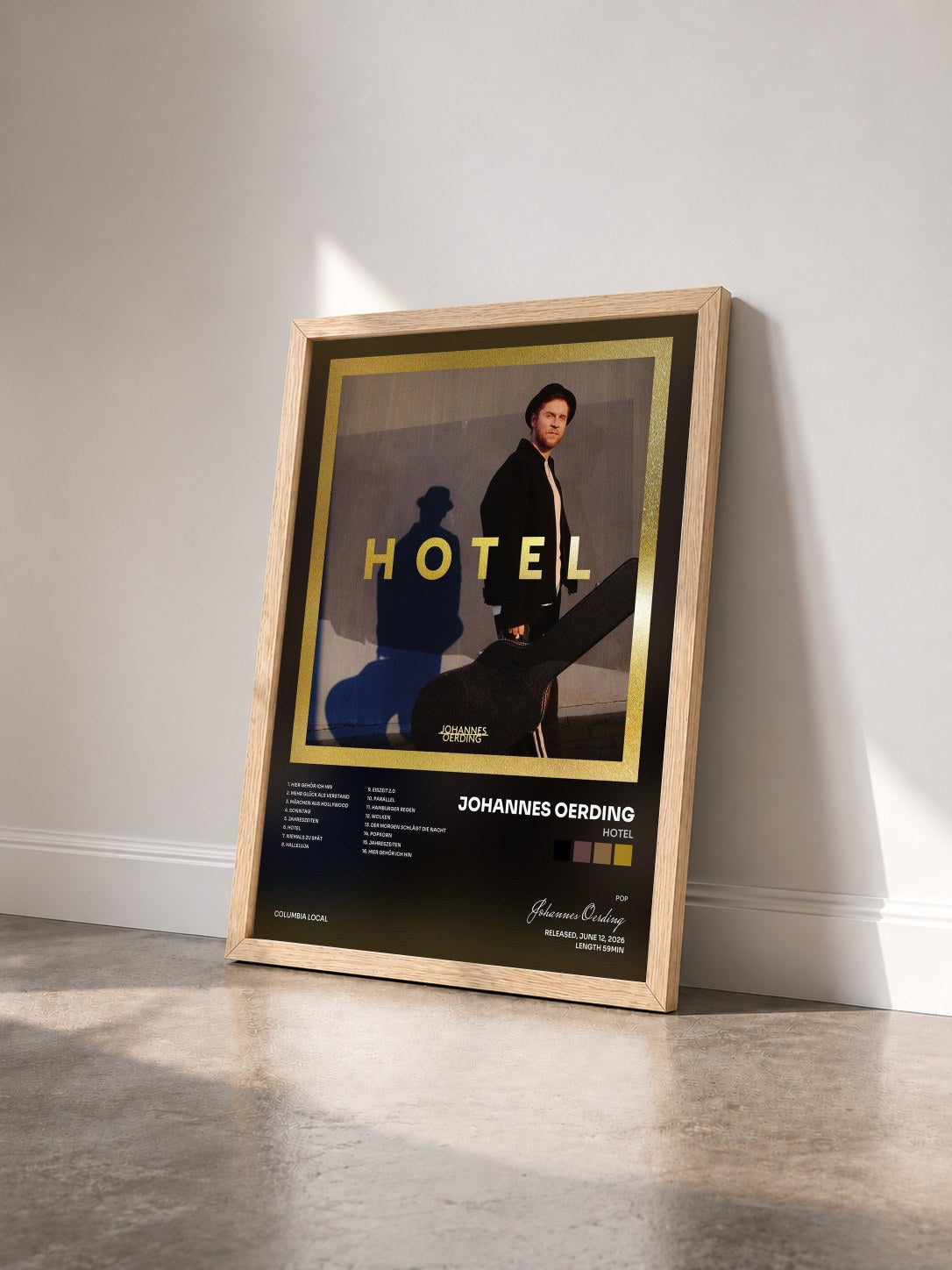 #bois Tableau de l'album Hotel de Johannes Oerding vu de trois quarts, cadre en bois brut
