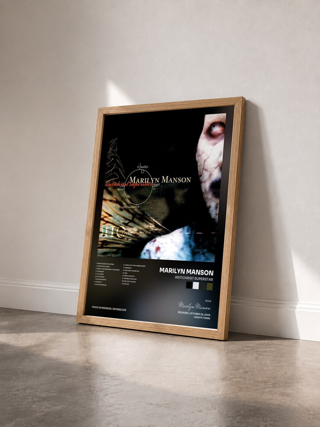 #bois Tableau de l'album Antichrist Superstar de Marilyn Manson vu de trois quarts, cadre en bois brut