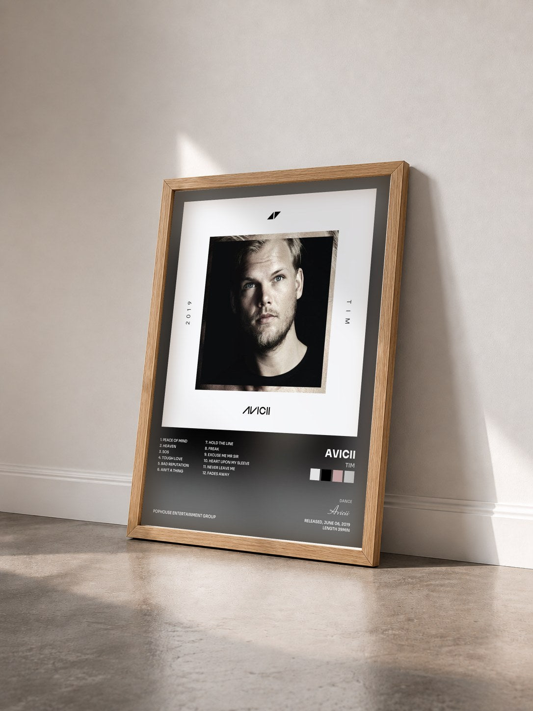#bois Tableau de l'album TIM de Avicii vu de trois quarts, cadre en bois brut