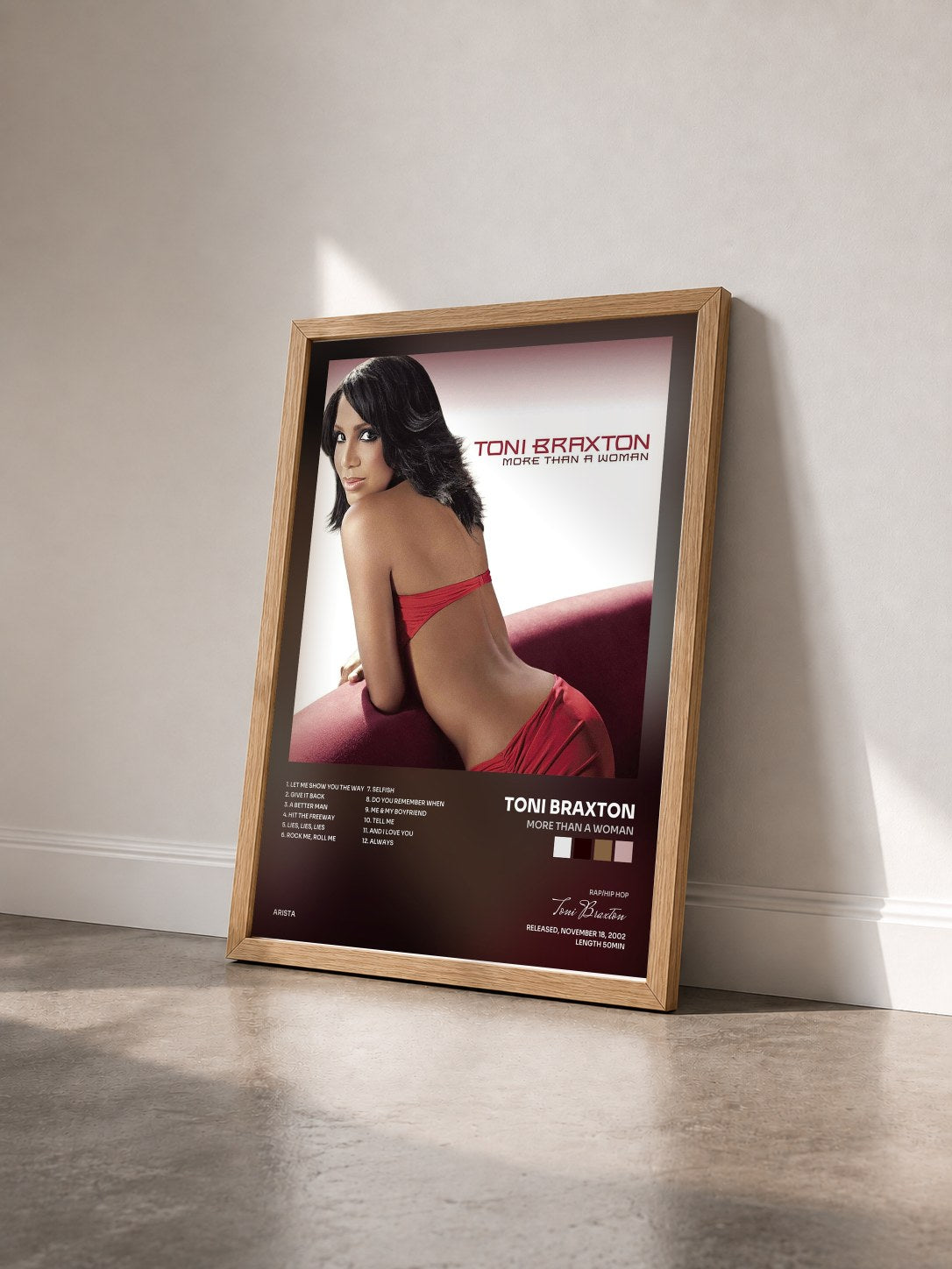 #bois Tableau de l'album More Than A Woman de Toni Braxton vu de trois quarts, cadre en bois brut