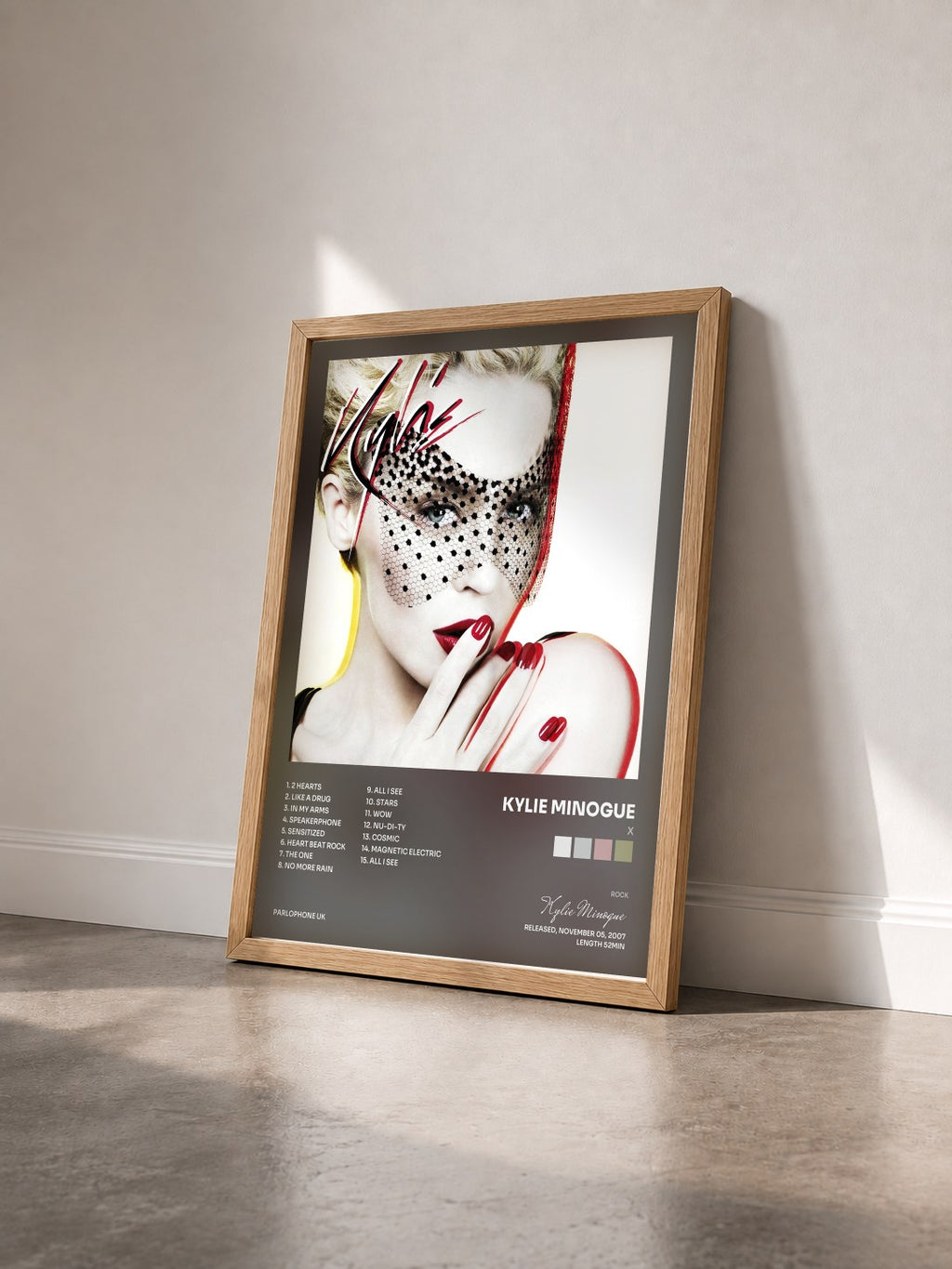 #bois Tableau de l'album X de Kylie Minogue vu de trois quarts, cadre en bois brut