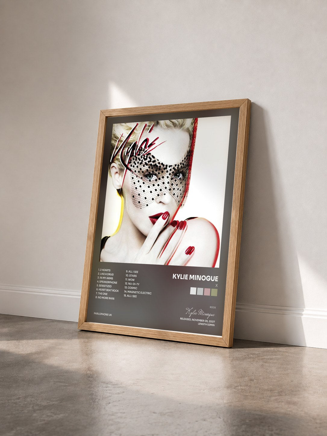 #bois Tableau de l'album X de Kylie Minogue vu de trois quarts, cadre en bois brut