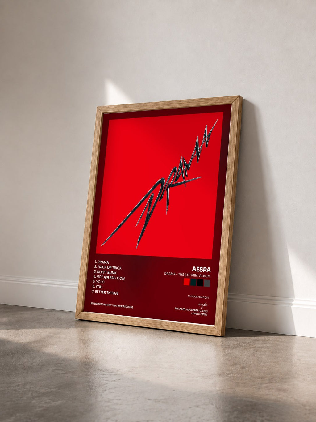 #bois Tableau de l'album Drama - The 4th Mini Album de aespa vu de trois quarts, cadre en bois brut
