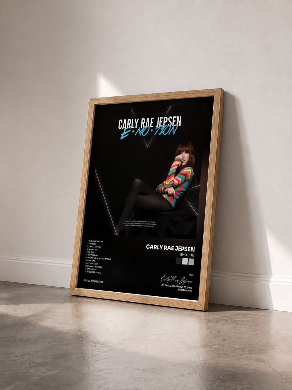 #bois Tableau de l'album Emotion de Carly Rae Jepsen vu de trois quarts, cadre en bois brut