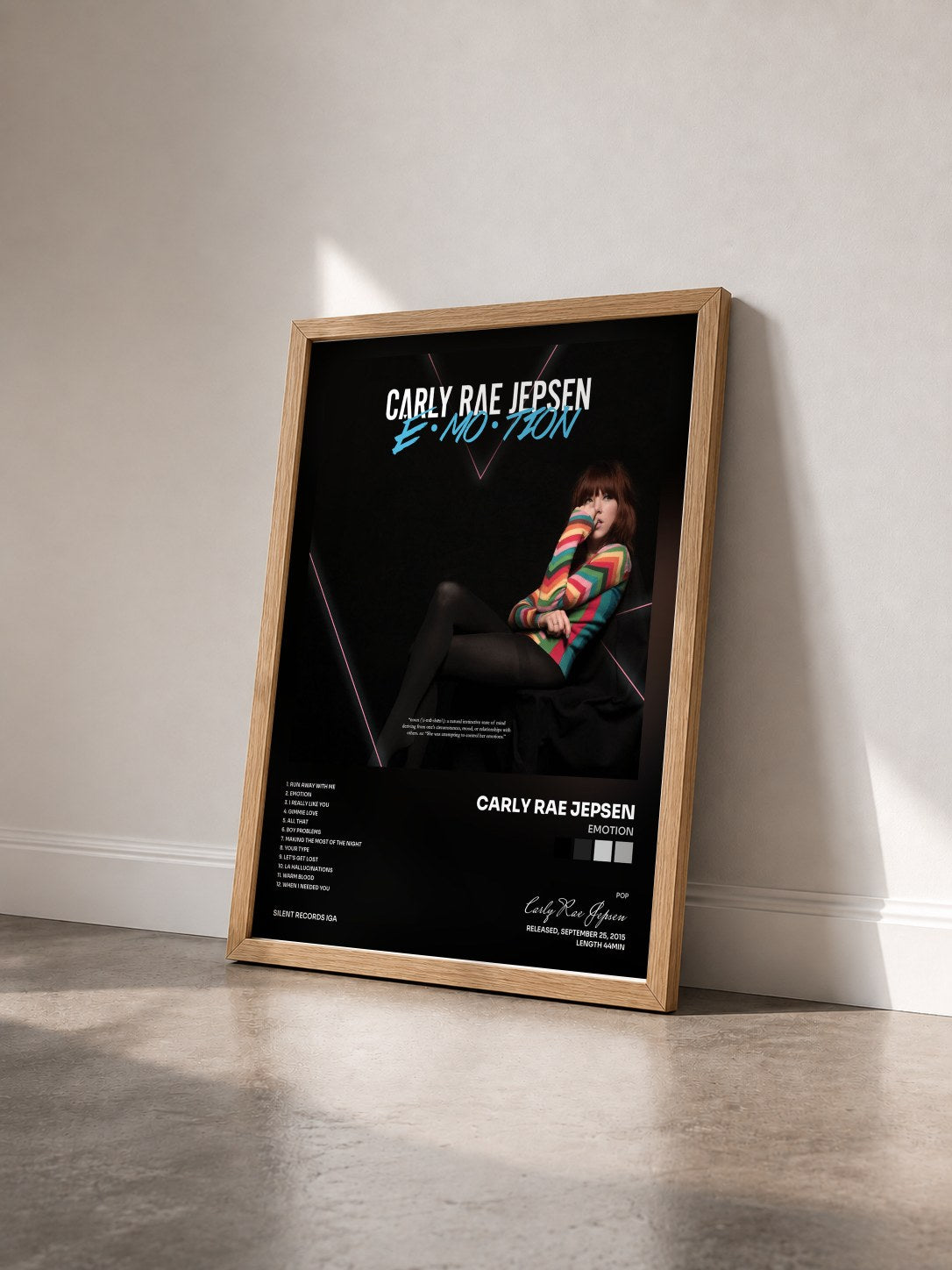 #bois Tableau de l'album Emotion de Carly Rae Jepsen vu de trois quarts, cadre en bois brut