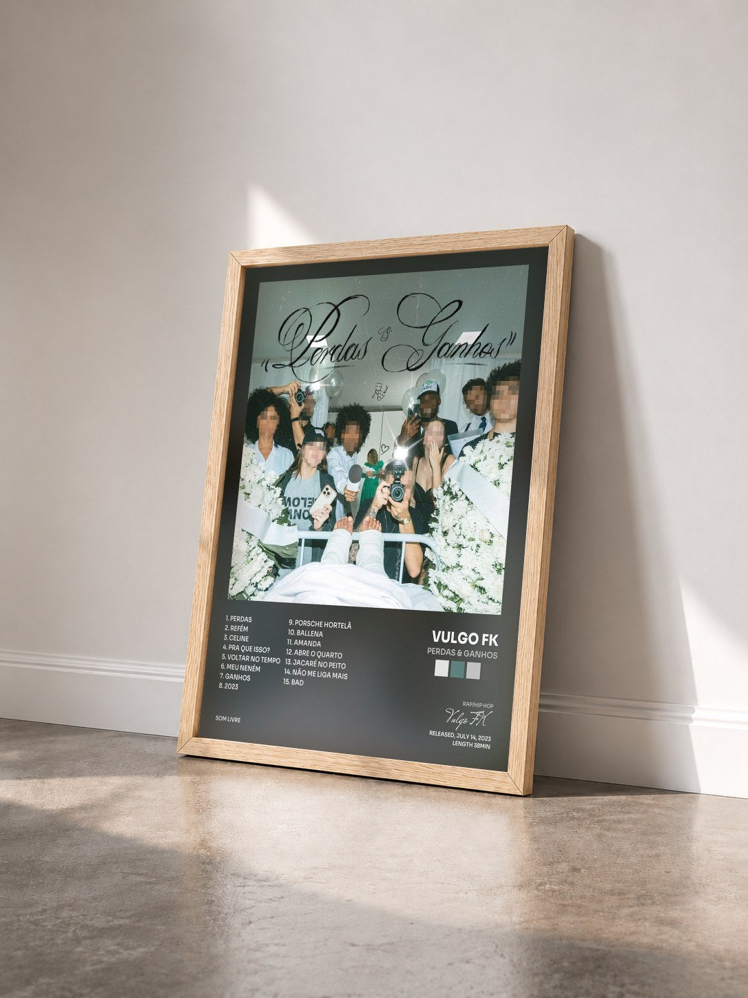 #bois Tableau de l'album Perdas & Ganhos de Vulgo FK vu de trois quarts, cadre en bois brut