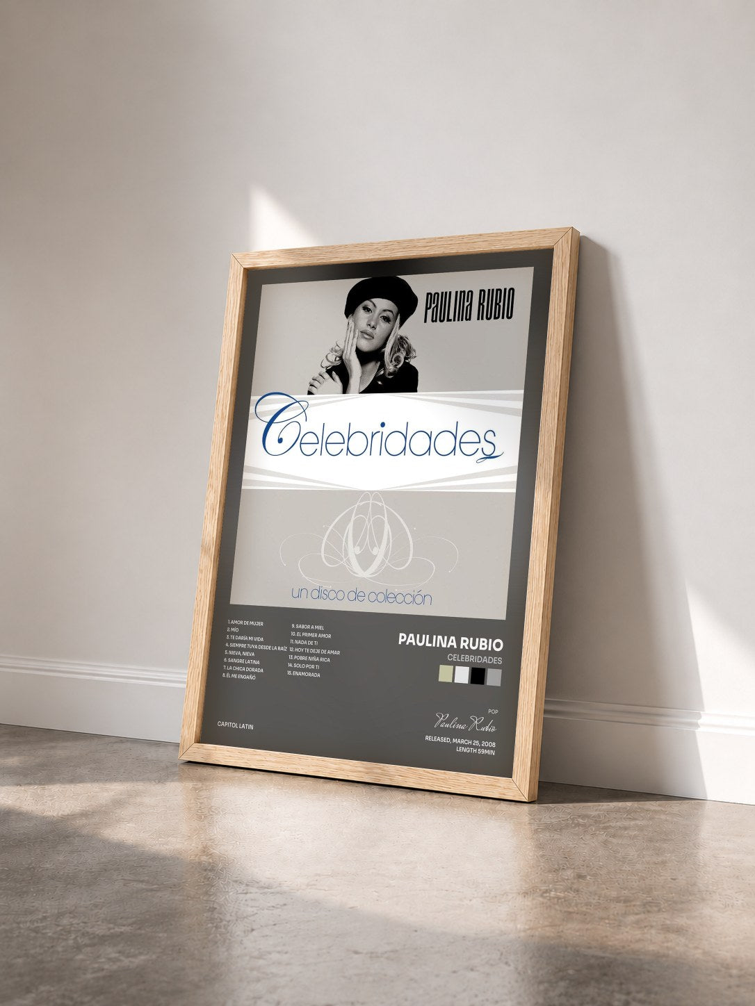 #bois Tableau de l'album Celebridades de Paulina Rubio vu de trois quarts, cadre en bois brut