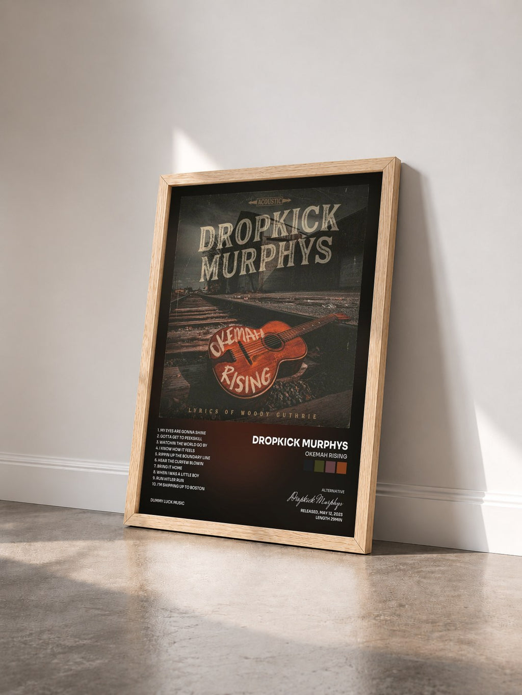#bois Tableau de l'album Okemah Rising de Dropkick Murphys vu de trois quarts, cadre en bois brut