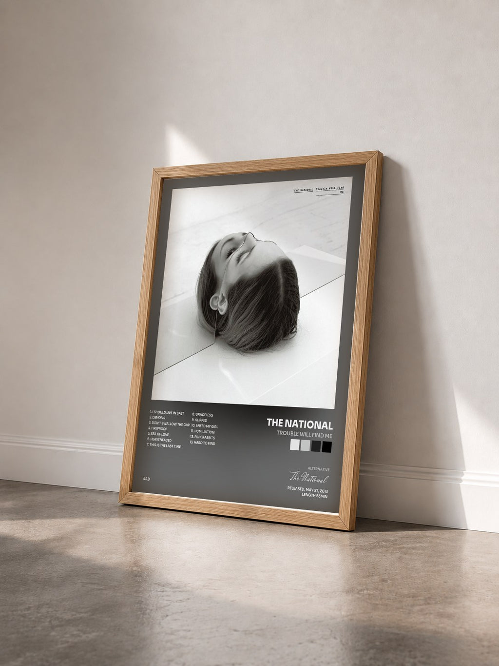 #bois Tableau de l'album Trouble Will Find Me de The National vu de trois quarts, cadre en bois brut