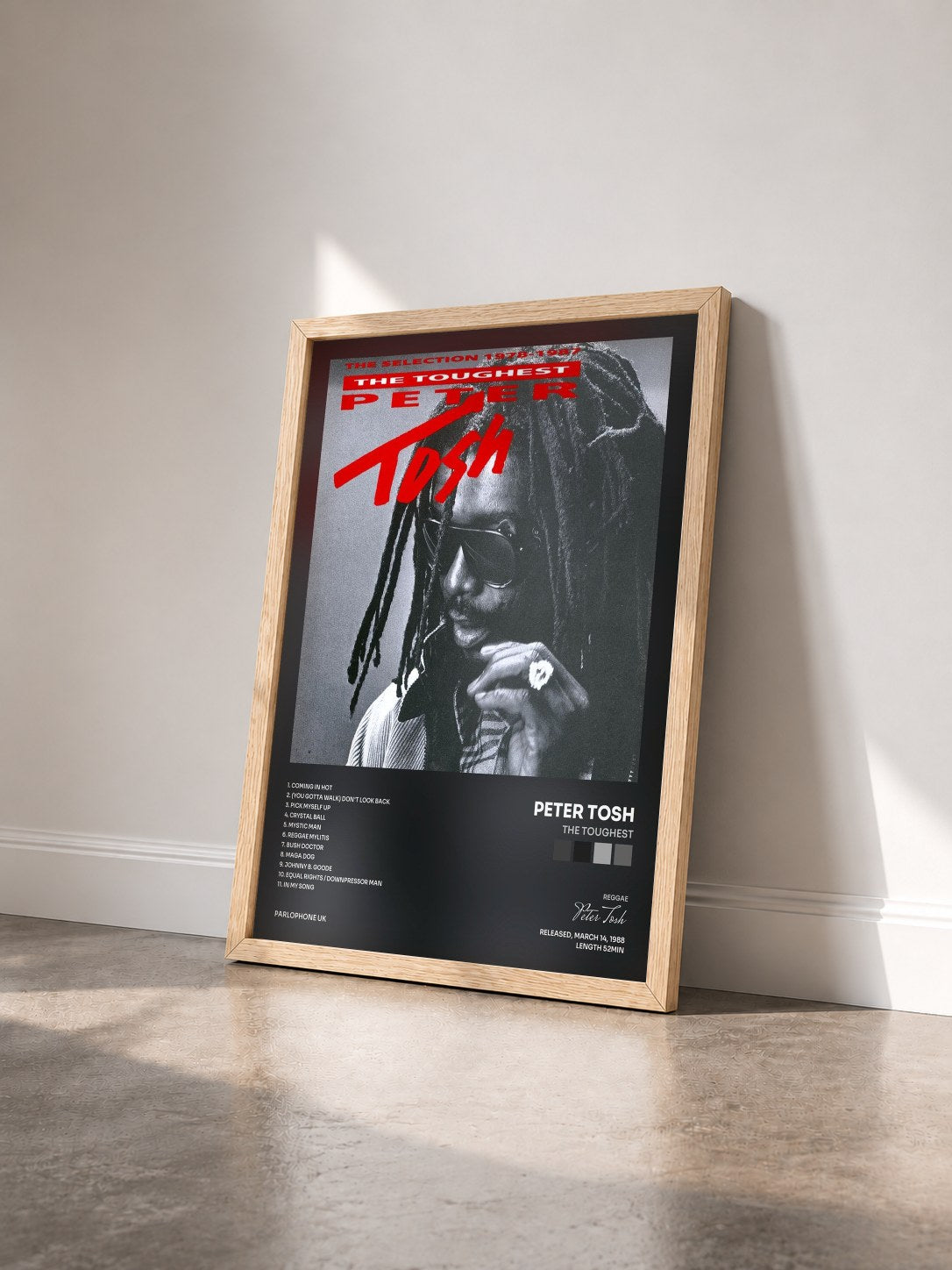 #bois Tableau de l'album The Toughest de Peter Tosh vu de trois quarts, cadre en bois brut