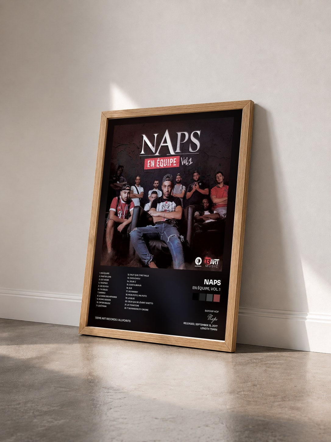 #bois Tableau de l'album En équipe, vol. 1 de Naps vu de trois quarts, cadre en bois brut