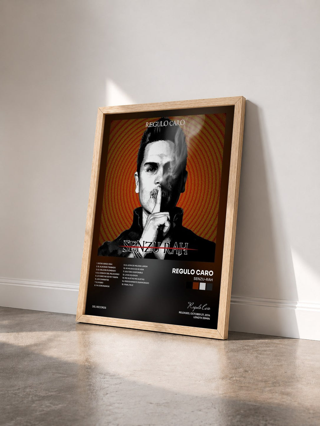 #bois Tableau de l'album Senzu-Rah de Regulo Caro vu de trois quarts, cadre en bois brut