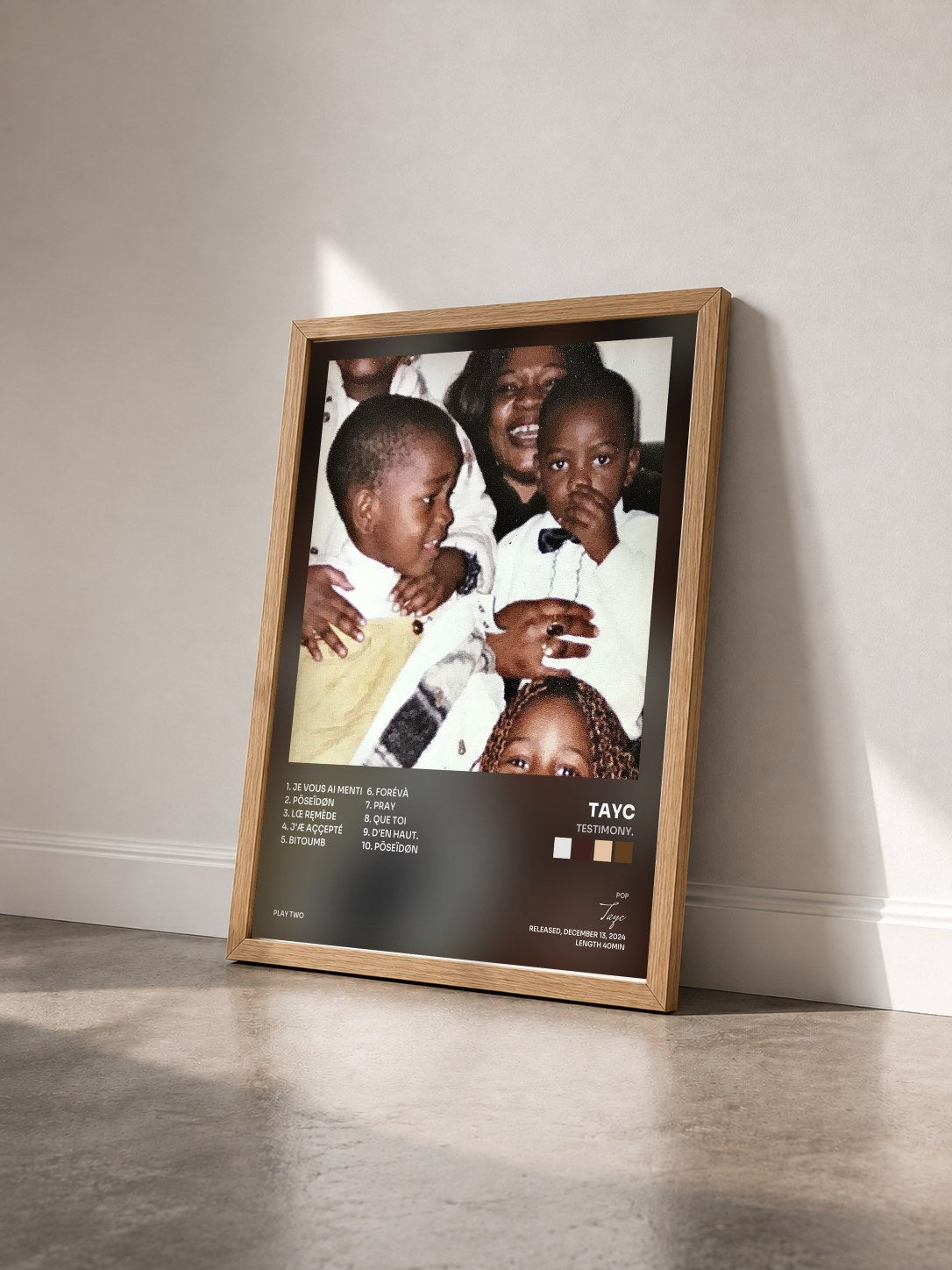 #bois Tableau de l'album TESTIMONY. de Tayc vu de trois quarts, cadre en bois brut
