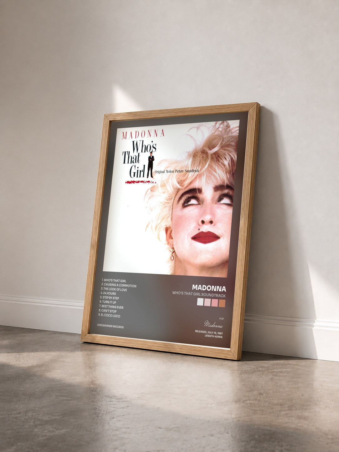 #bois Tableau de l'album Who's That Girl Soundtrack de Madonna vu de trois quarts, cadre en bois brut
