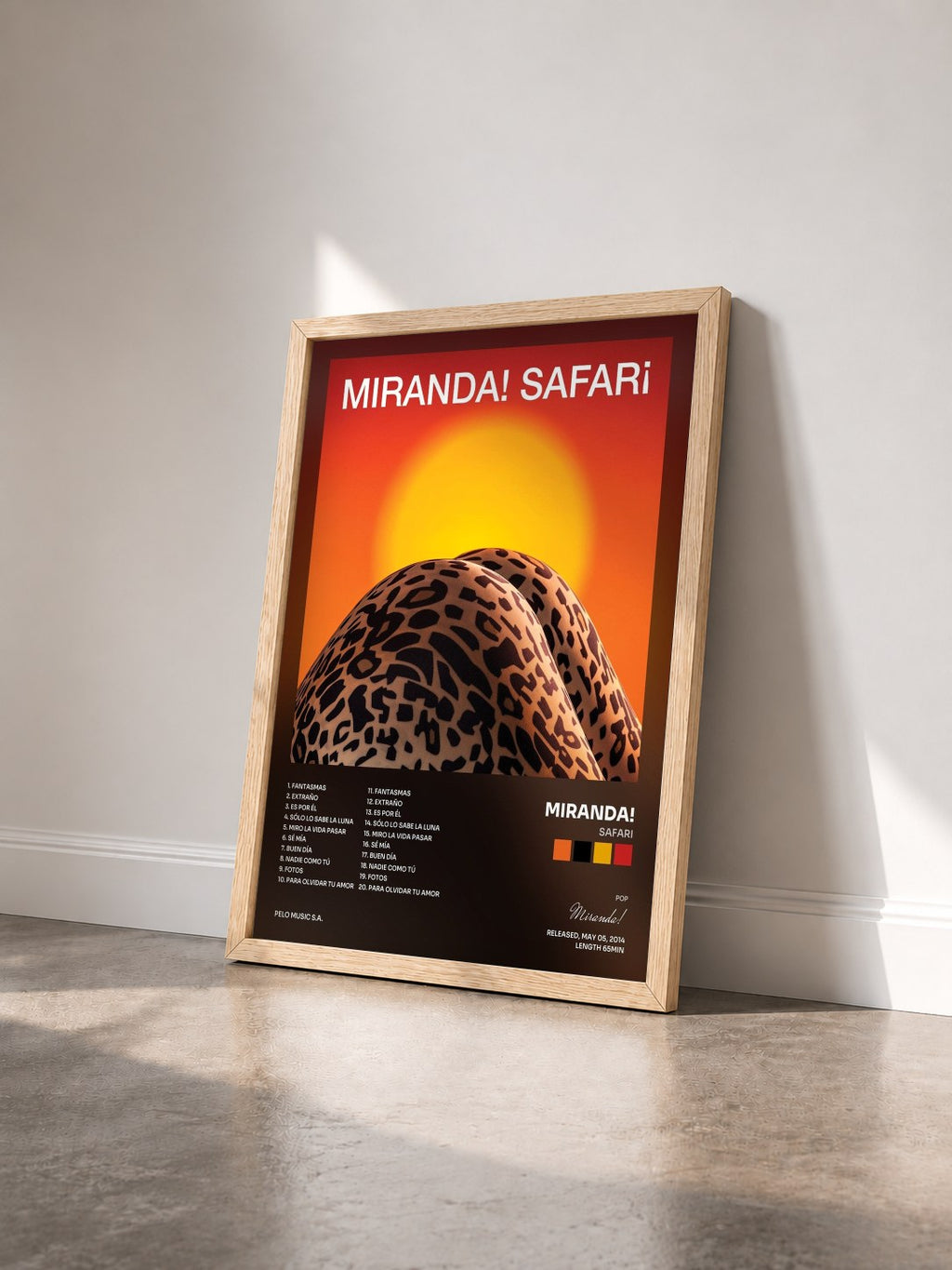 #bois Tableau de l'album Safari de Miranda! vu de trois quarts, cadre en bois brut