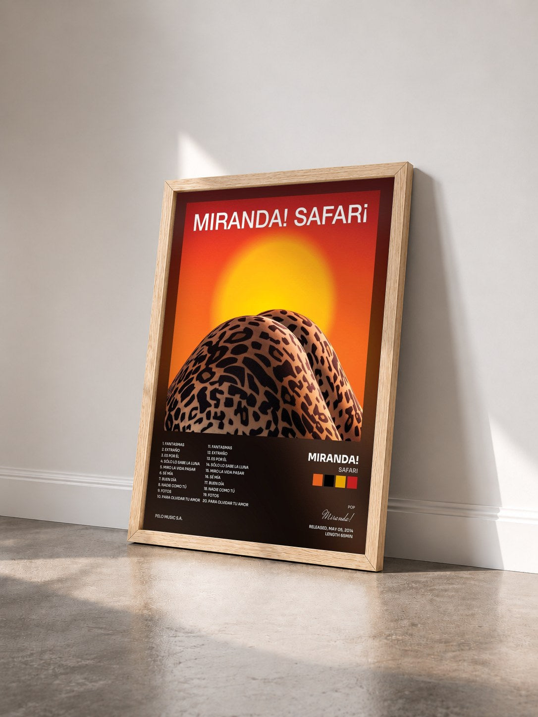 #bois Tableau de l'album Safari de Miranda! vu de trois quarts, cadre en bois brut