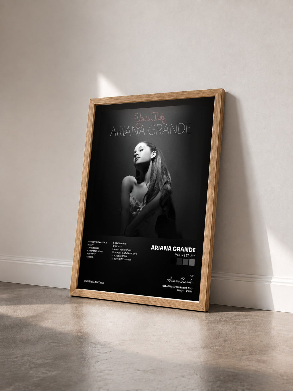 #bois Tableau de l'album Yours Truly de Ariana Grande vu de trois quarts, cadre en bois brut