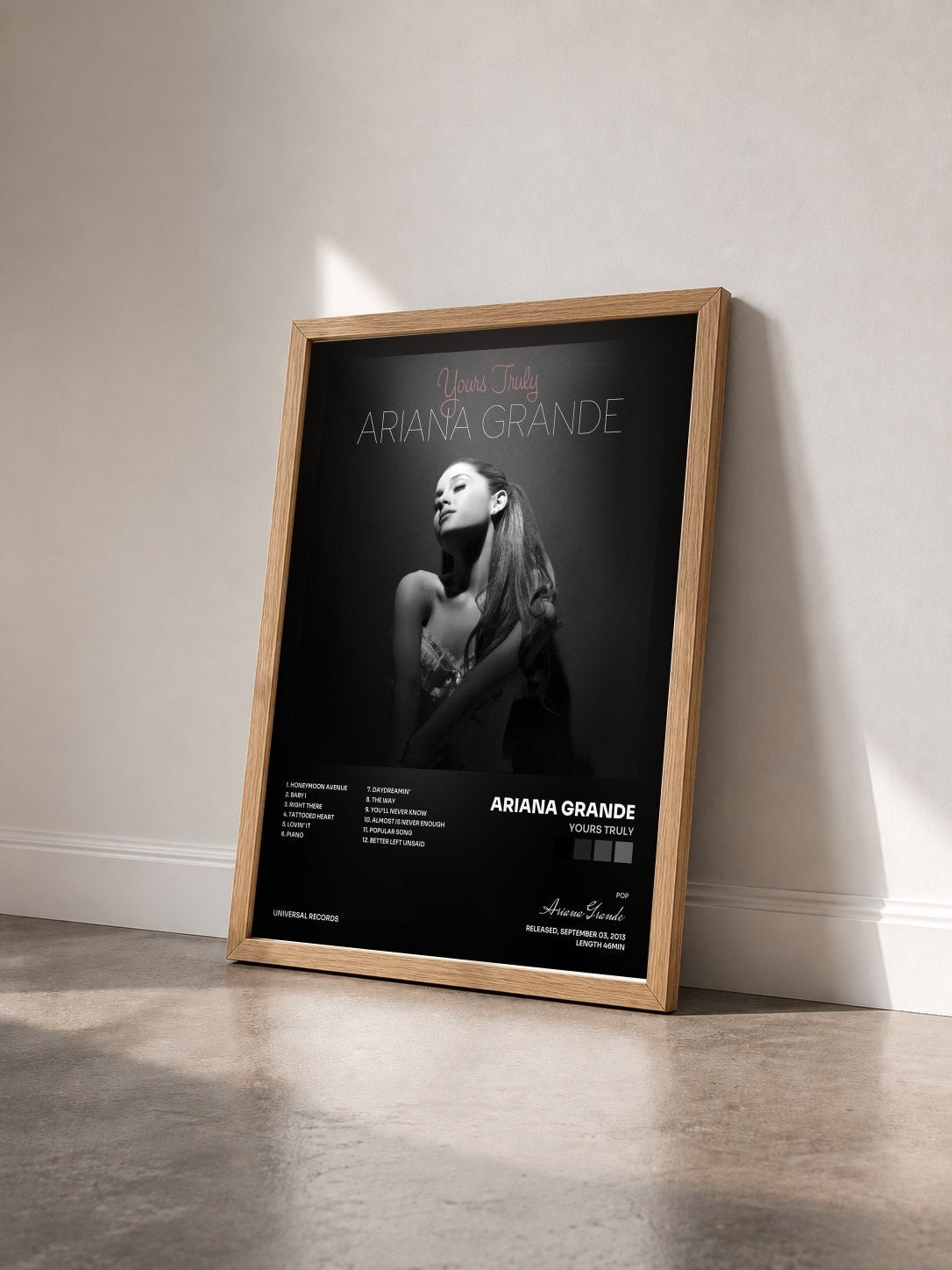 #bois Tableau de l'album Yours Truly de Ariana Grande vu de trois quarts, cadre en bois brut
