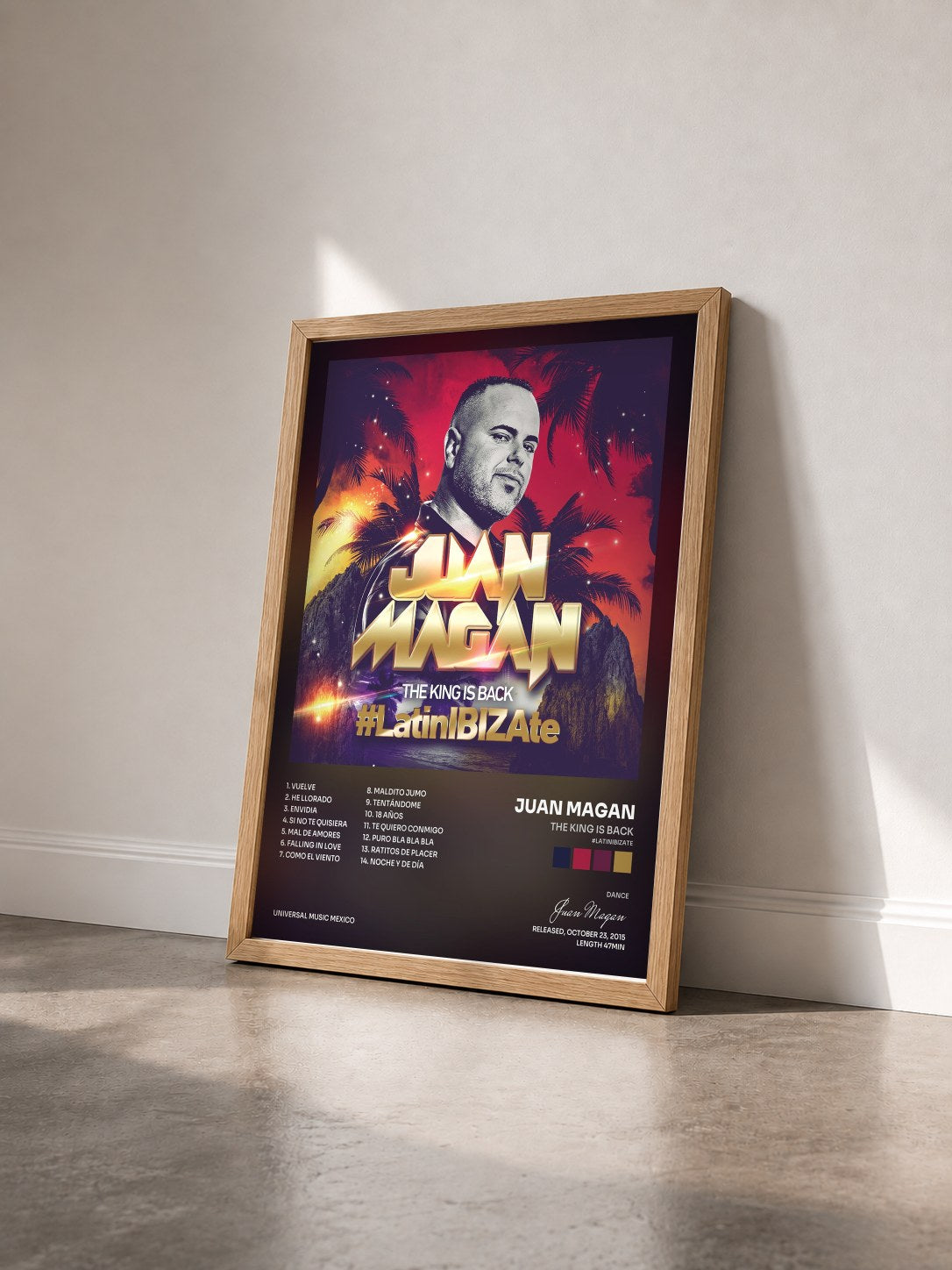 #bois Tableau de l'album The King Is Back (#LatinIBIZAte) de Juan Magan vu de trois quarts, cadre en bois brut