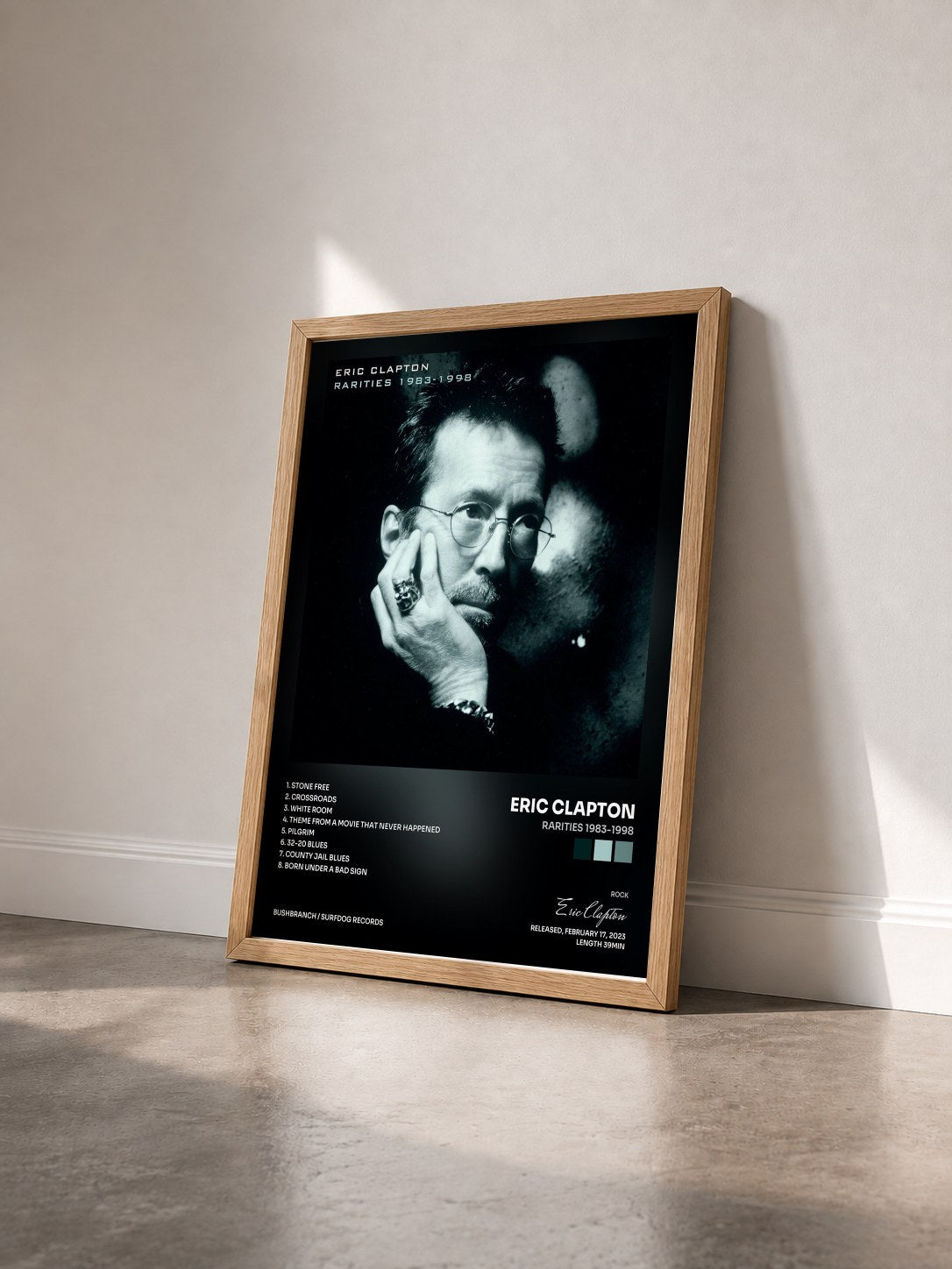 #bois Tableau de l'album Rarities 1983-1998 de Eric Clapton vu de trois quarts, cadre en bois brut