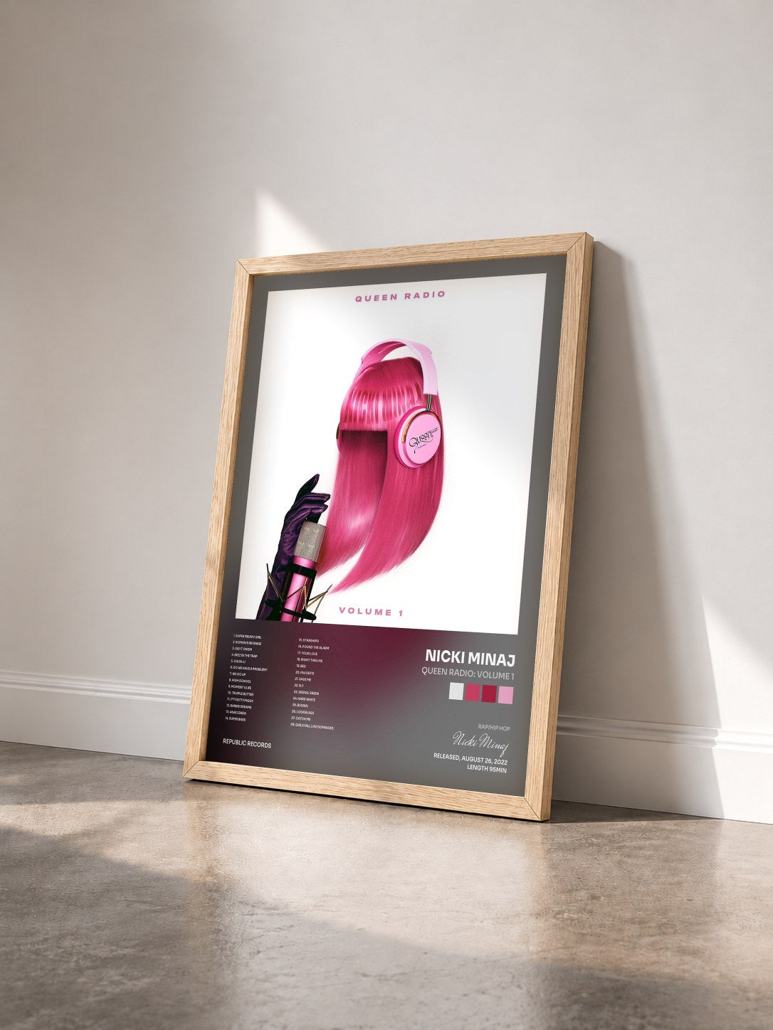 #bois Tableau de l'album Queen Radio: Volume 1 de Nicki Minaj vu de trois quarts, cadre en bois brut