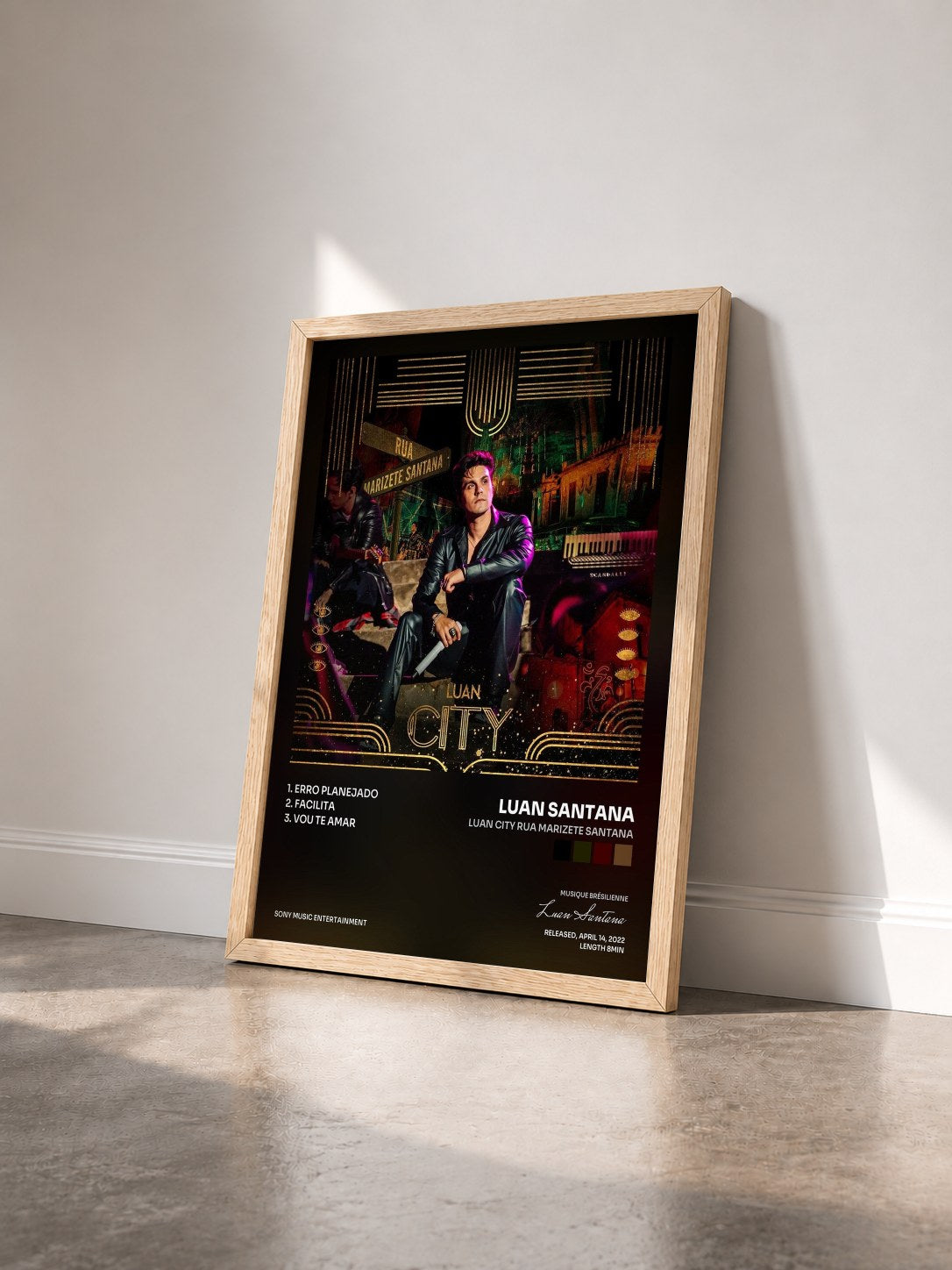 #bois Tableau de l'album LUAN CITY RUA MARIZETE SANTANA de Luan Santana vu de trois quarts, cadre en bois brut