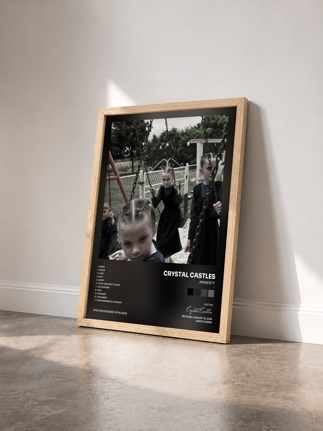 #bois Tableau de l'album Amnesty (I) de Crystal Castles vu de trois quarts, cadre en bois brut