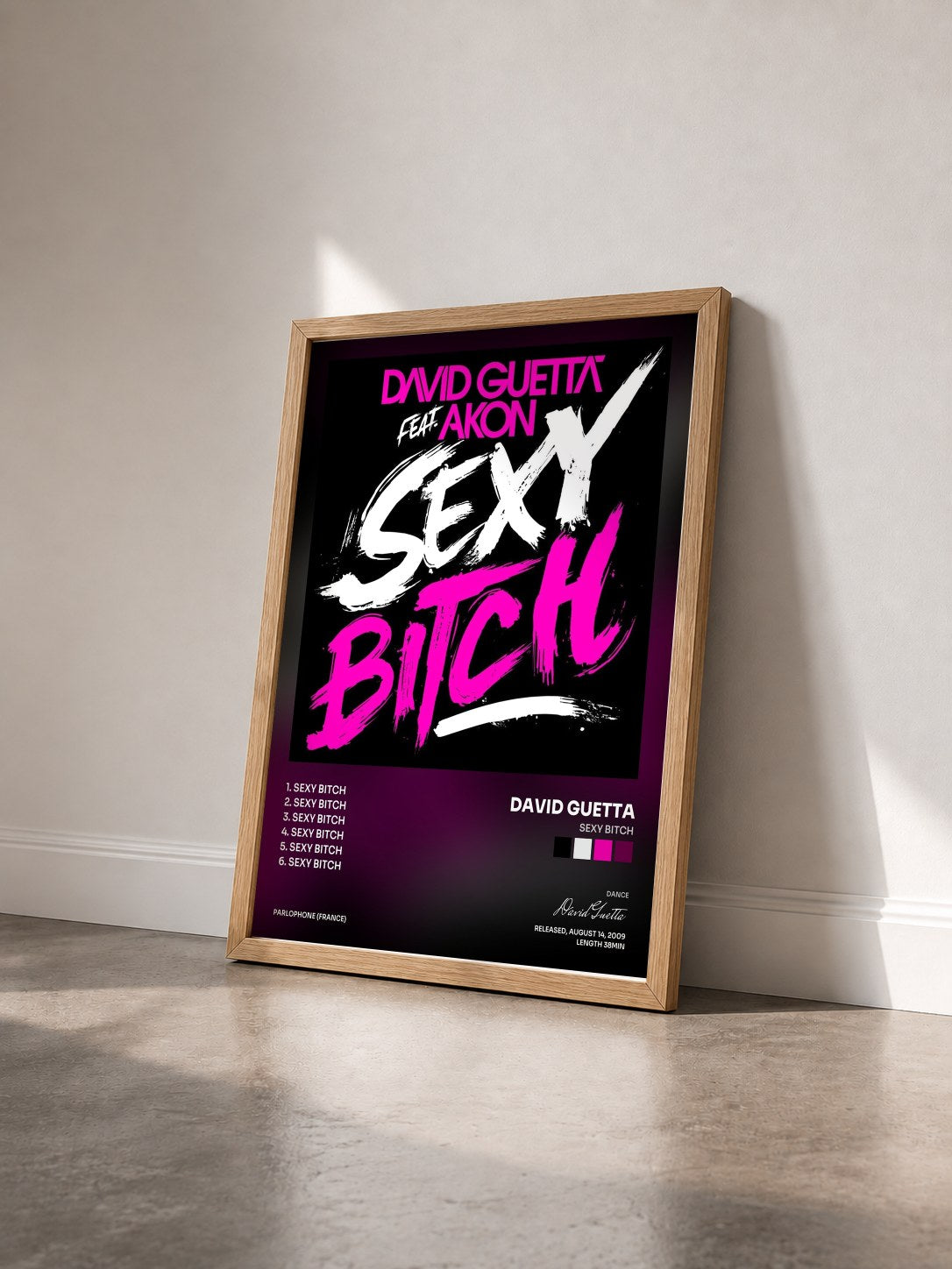 #bois Tableau de l'album Sexy Bitch de David Guetta vu de trois quarts, cadre en bois brut